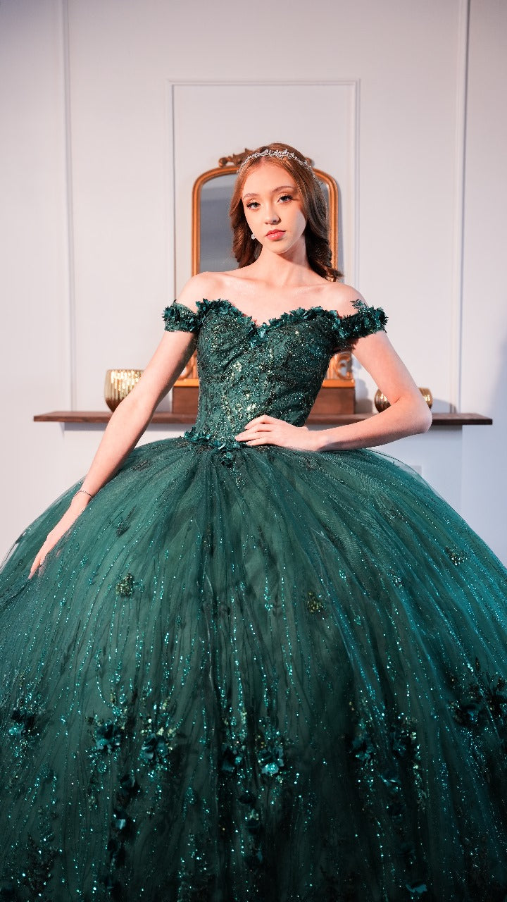 Vestido de XV Años Verde Esmeralda Con Flores Bordadas Manga Campesina