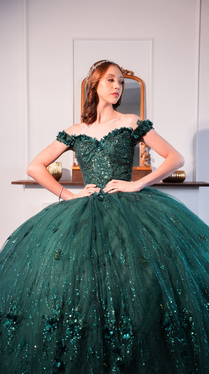 Vestido de XV Años Verde Esmeralda Con Flores Bordadas Manga Campesina