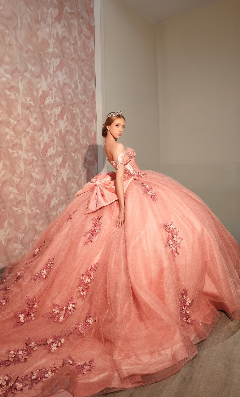 Vestido XV Rosa Con Flores En Falda Y Perlas Plata En Escote