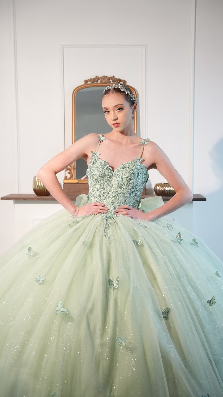 Vestido de XV Años Verde Sage De Mariposas Con Moño Y Tirantes