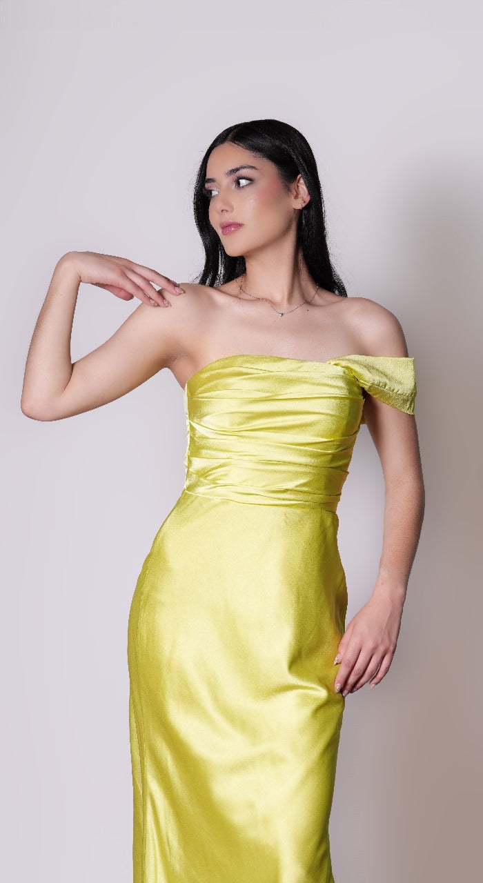 Amarillo Satin una Manga Caida