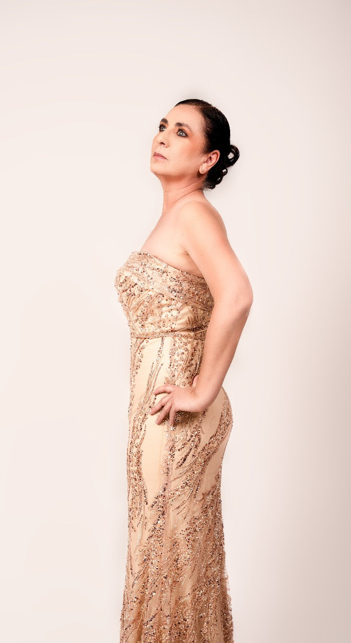 Vestido Beige Con Estampado Y Capa