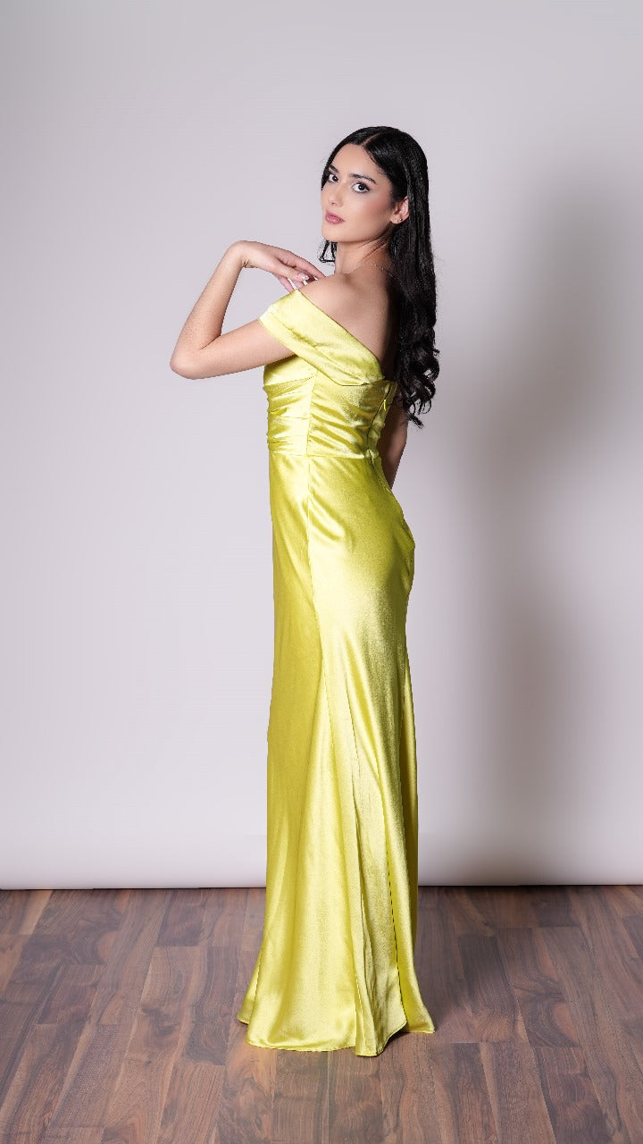 Amarillo Satin una Manga Caida