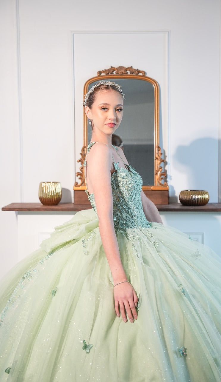 Vestido de XV Años Verde Sage De Mariposas Con Moño Y Tirantes