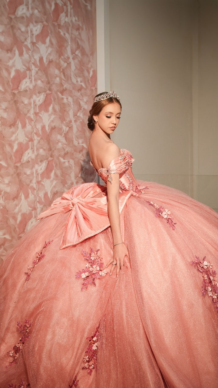 Vestido XV Rosa Con Flores En Falda Y Perlas Plata En Escote