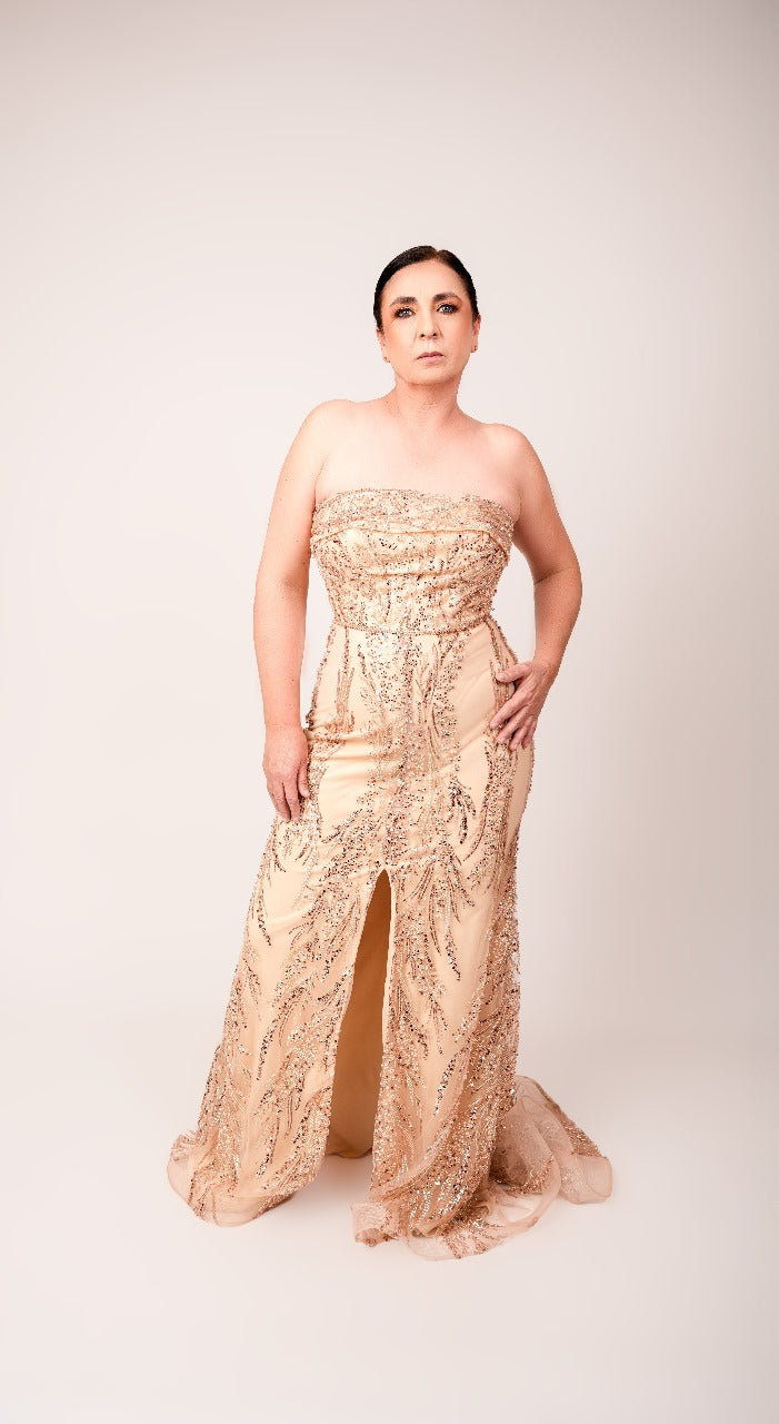 Vestido Beige Con Estampado Y Capa