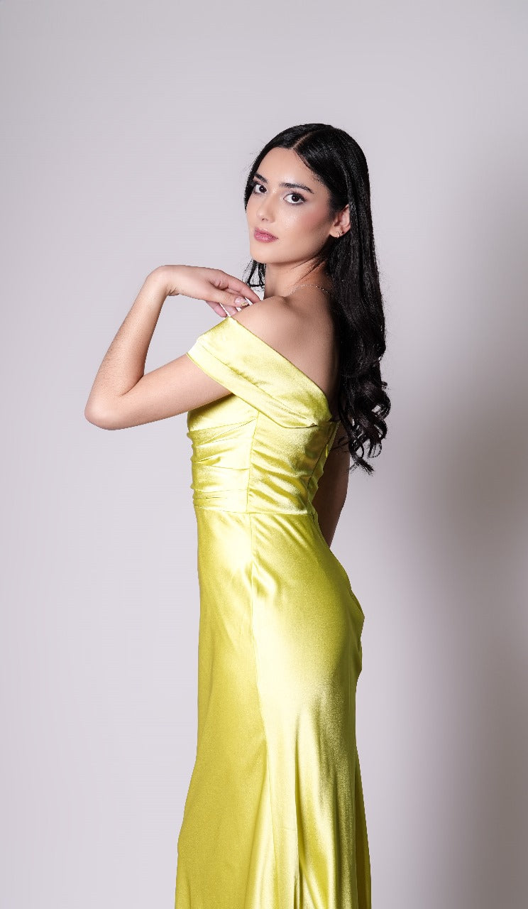 Amarillo Satin una Manga Caida