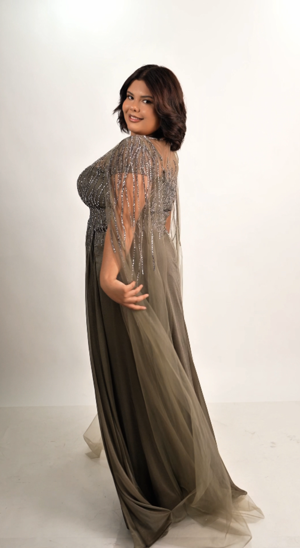 Vestido Gris Oscuro Detalle En Corset Con Velo En Mangas