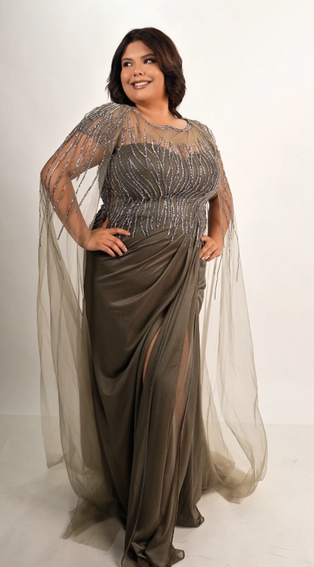 Vestido Gris Oscuro Detalle En Corset Con Velo En Mangas