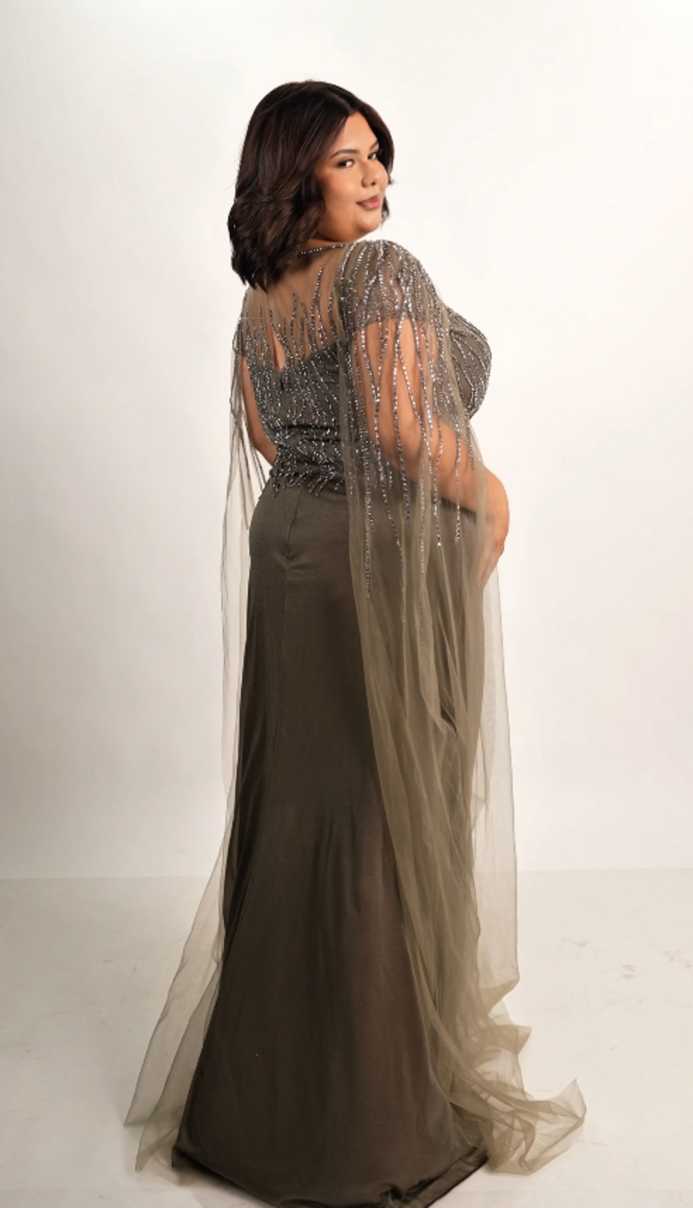 Vestido Gris Oscuro Detalle En Corset Con Velo En Mangas