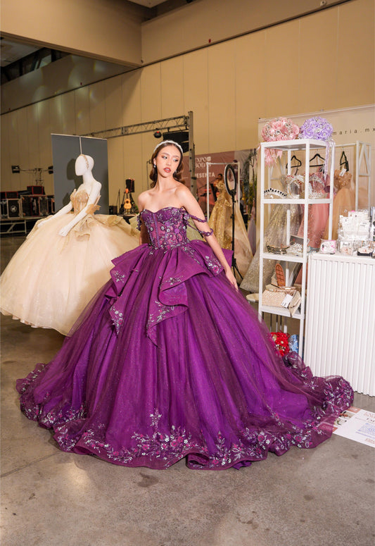 Vestido de XV Años Bugambilia con Olanes en Falda Pedrería y Tirantes Cruzados