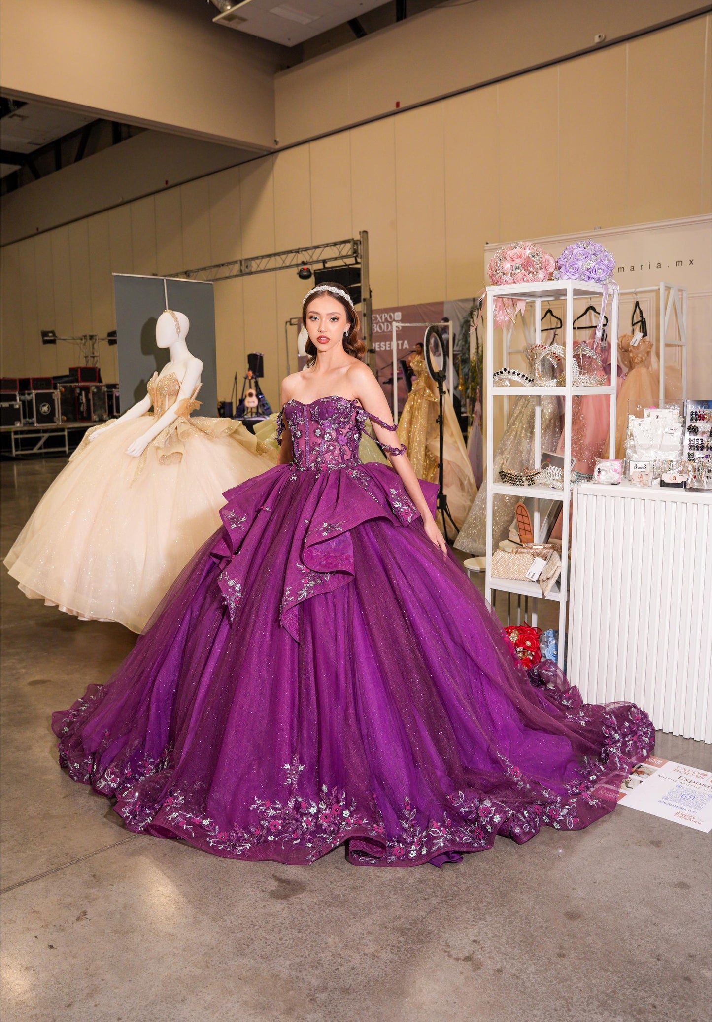 Vestido de XV Años Bugambilia con Olanes en Falda Pedrería y Tirantes Cruzados