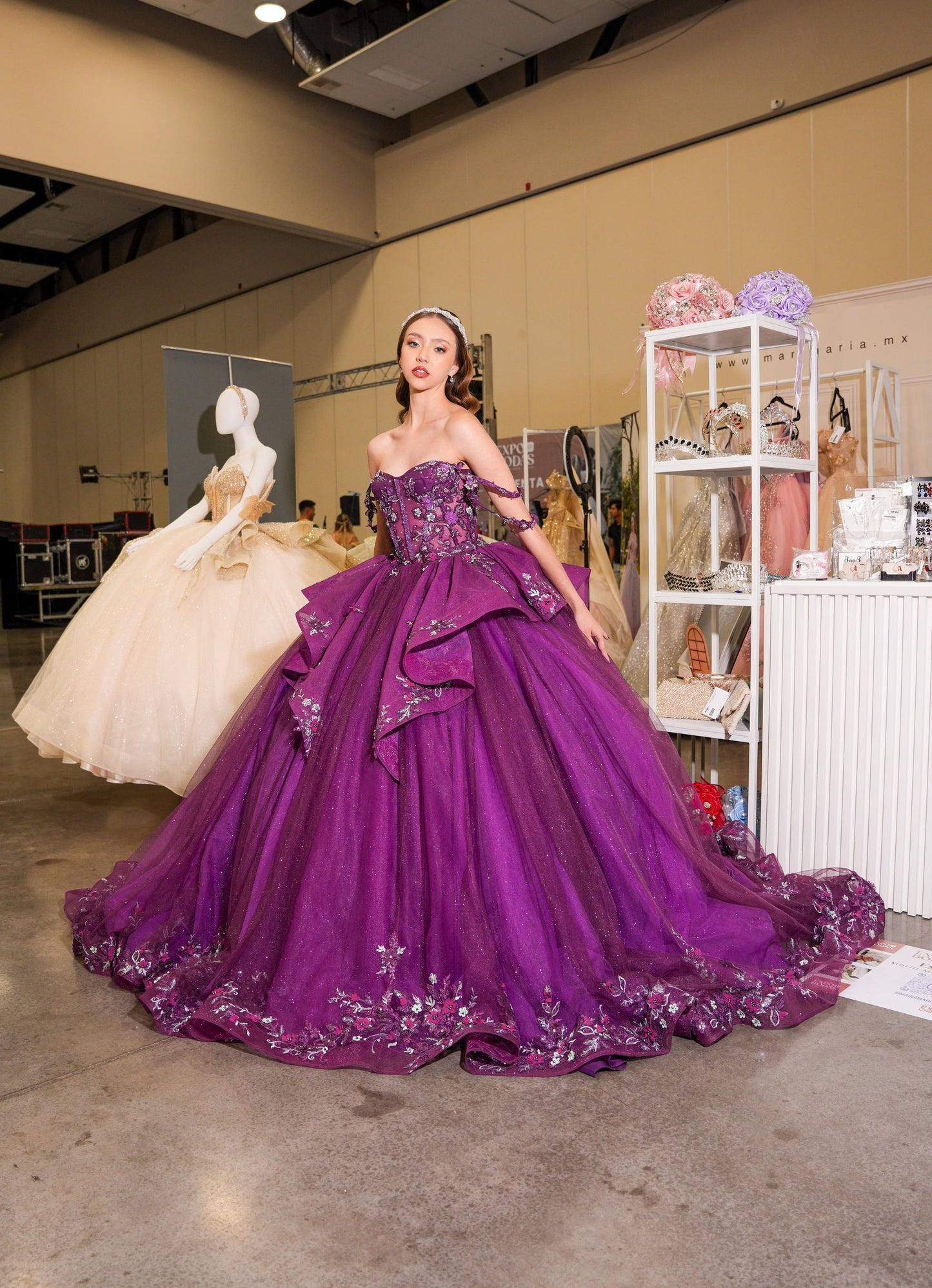 Vestido de XV Años Bugambilia con Olanes en Falda Pedrería y Tirantes Cruzados