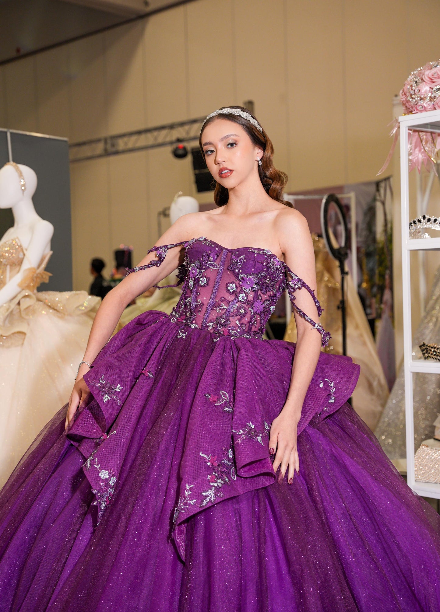 Vestido de XV Años Bugambilia con Olanes en Falda Pedrería y Tirantes Cruzados