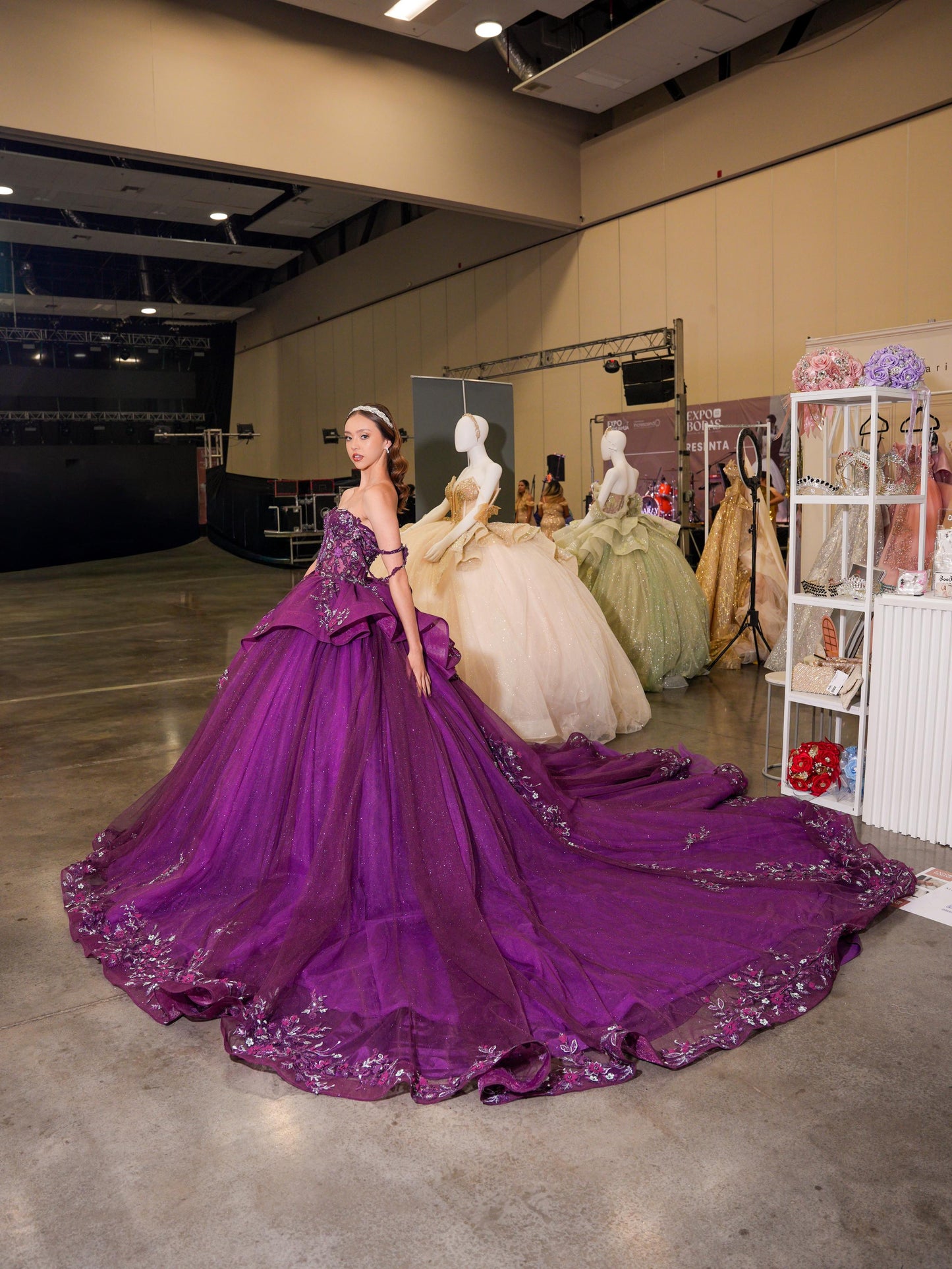 Vestido de XV Años Bugambilia con Olanes en Falda Pedrería y Tirantes Cruzados