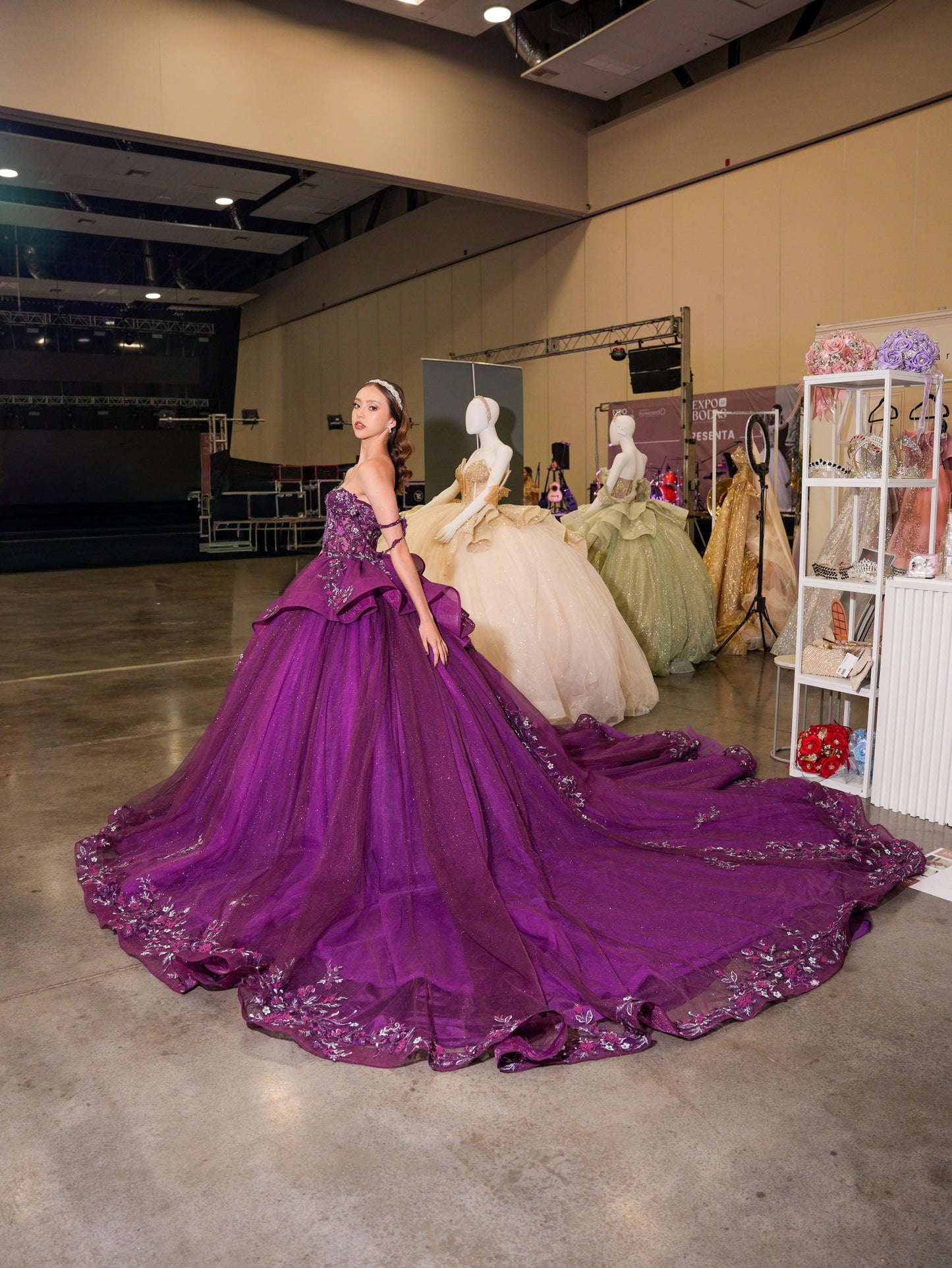 Vestido de XV Años Bugambilia con Olanes en Falda Pedrería y Tirantes Cruzados