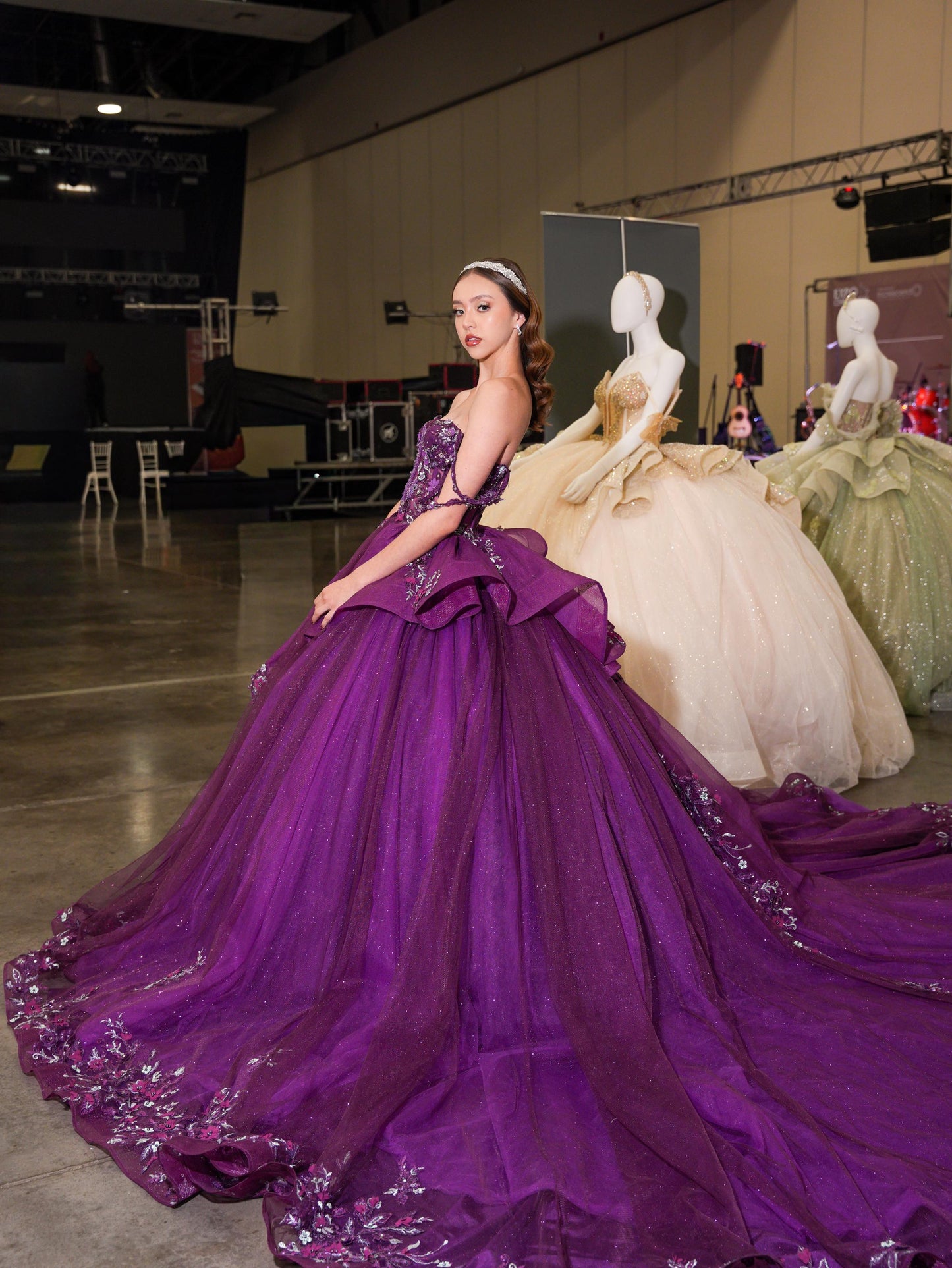 Vestido de XV Años Bugambilia con Olanes en Falda Pedrería y Tirantes Cruzados