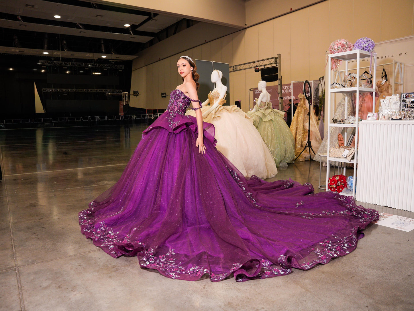 Vestido de XV Años Bugambilia con Olanes en Falda Pedrería y Tirantes Cruzados