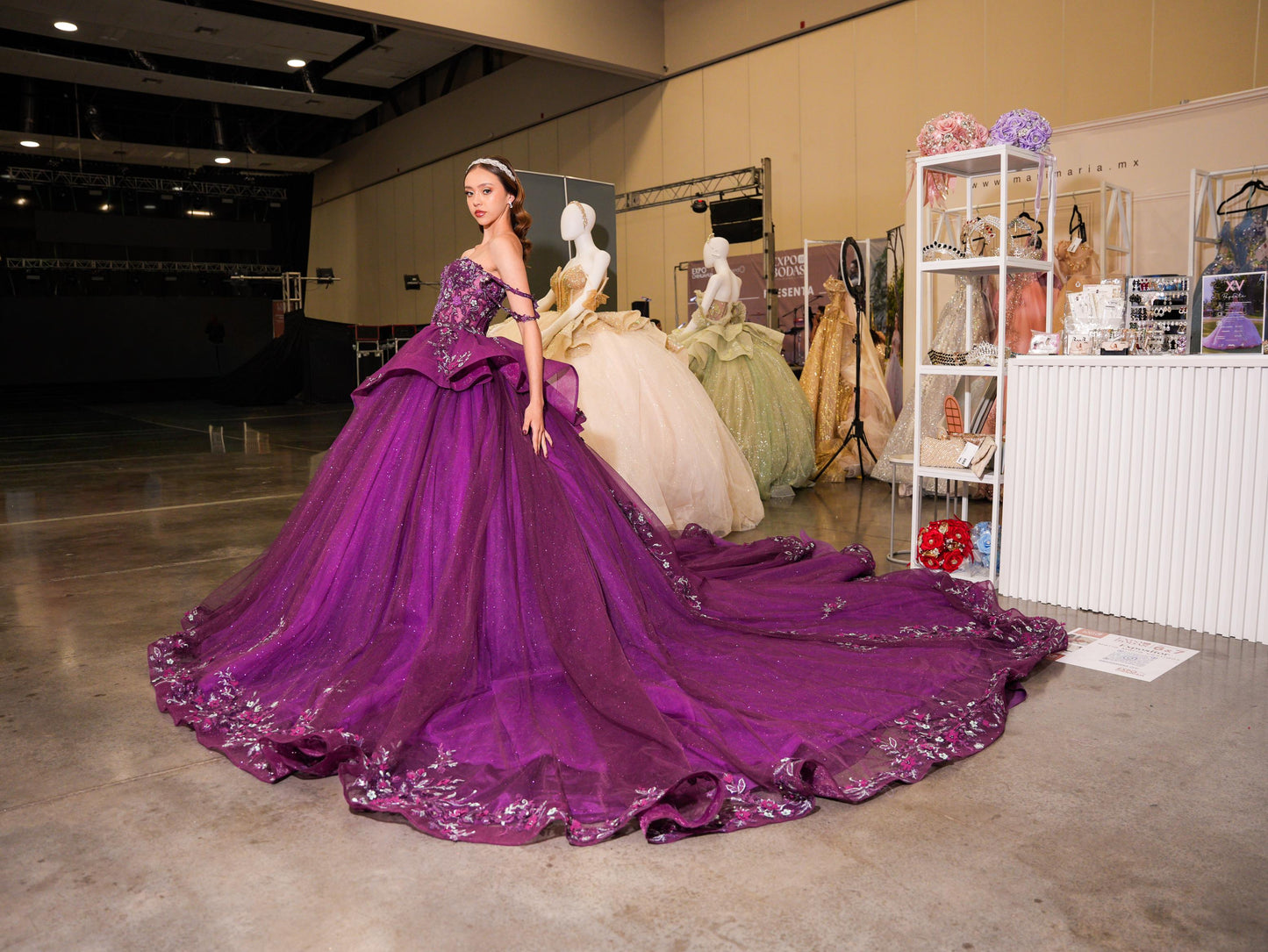 Vestido de XV Años Bugambilia con Olanes en Falda Pedrería y Tirantes Cruzados