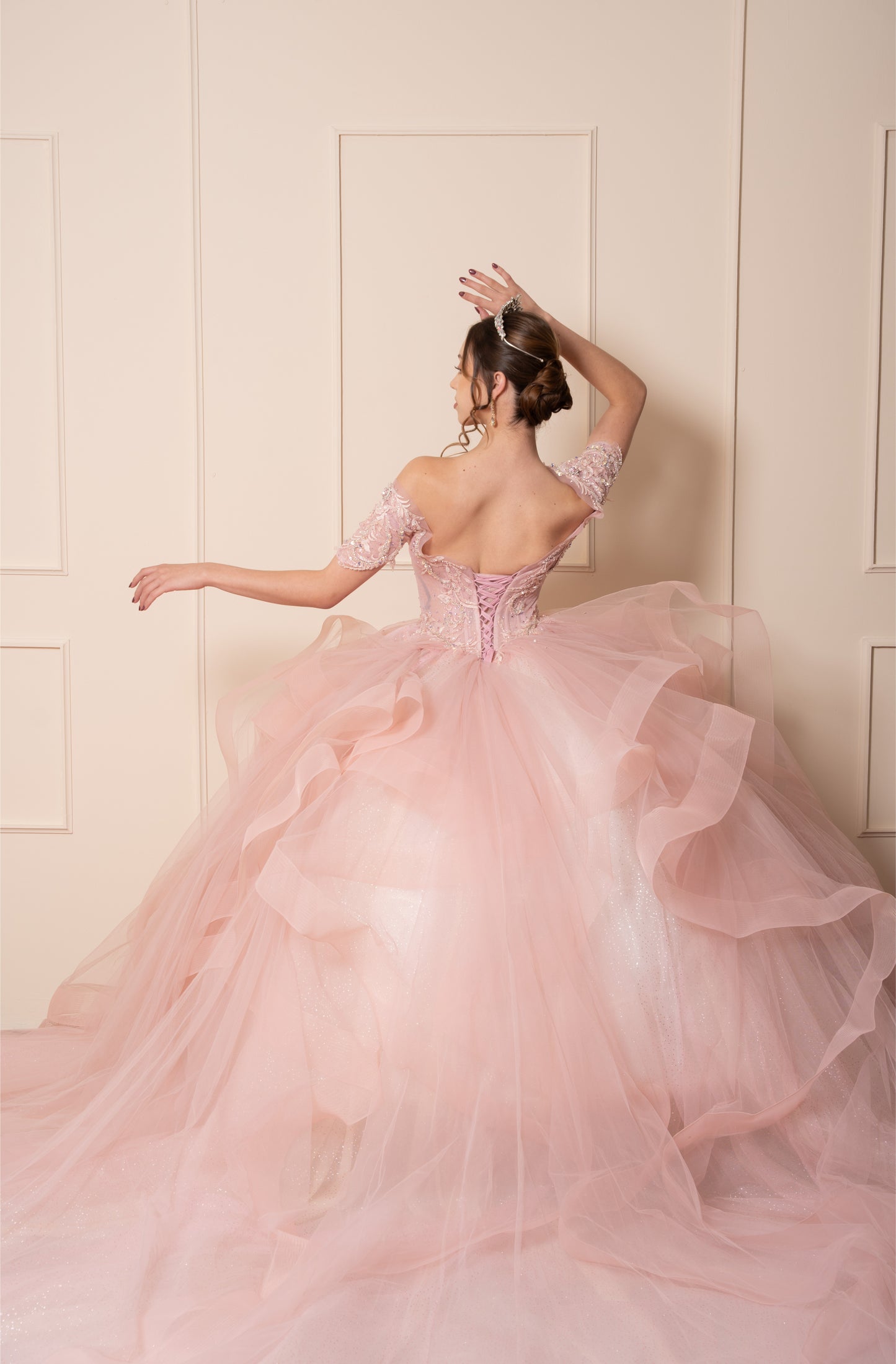 Vestido de XV Años Rosa Pastel Olanes en Falda Mangas y Bordado