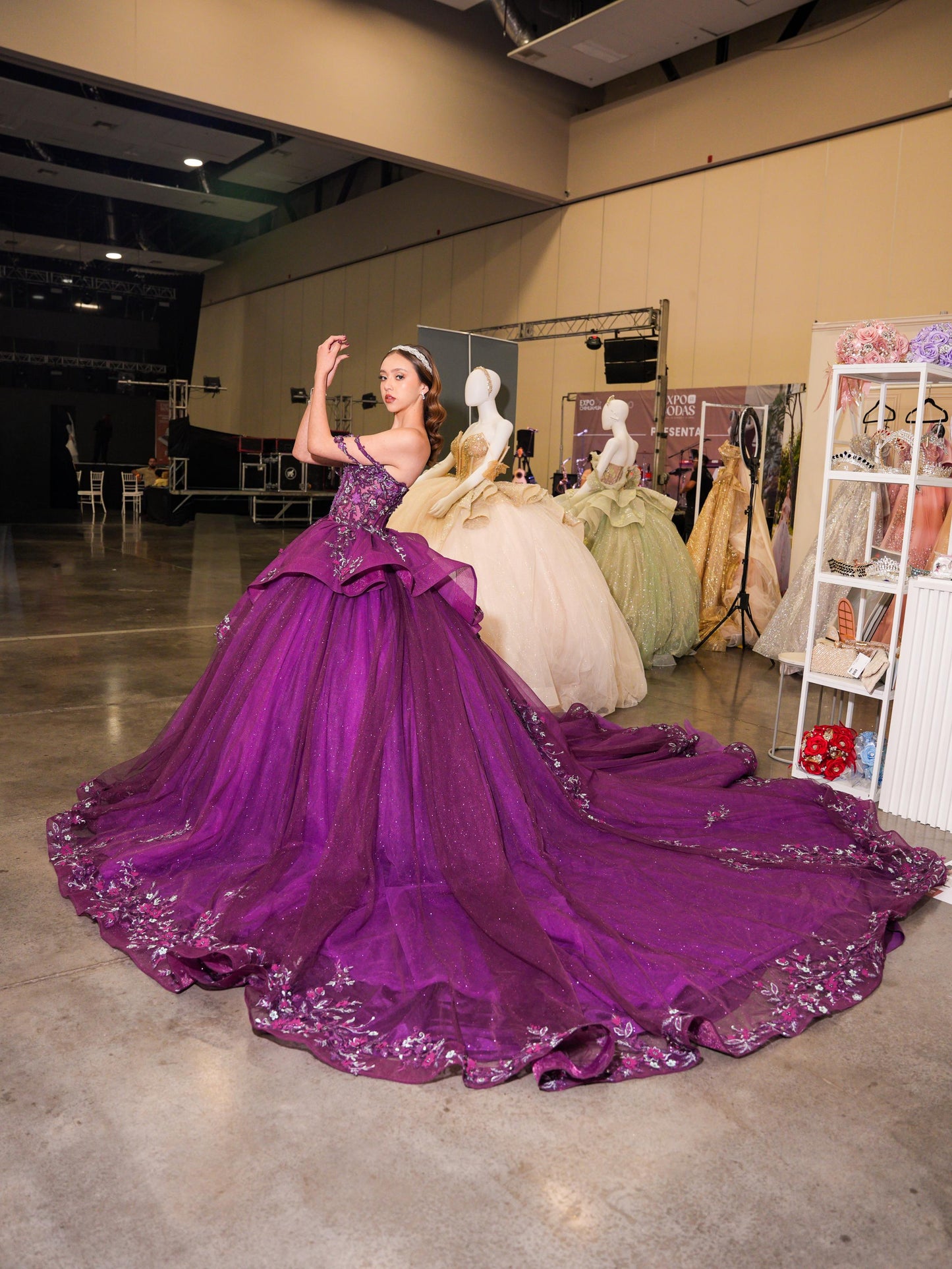 Vestido de XV Años Bugambilia con Olanes en Falda Pedrería y Tirantes Cruzados