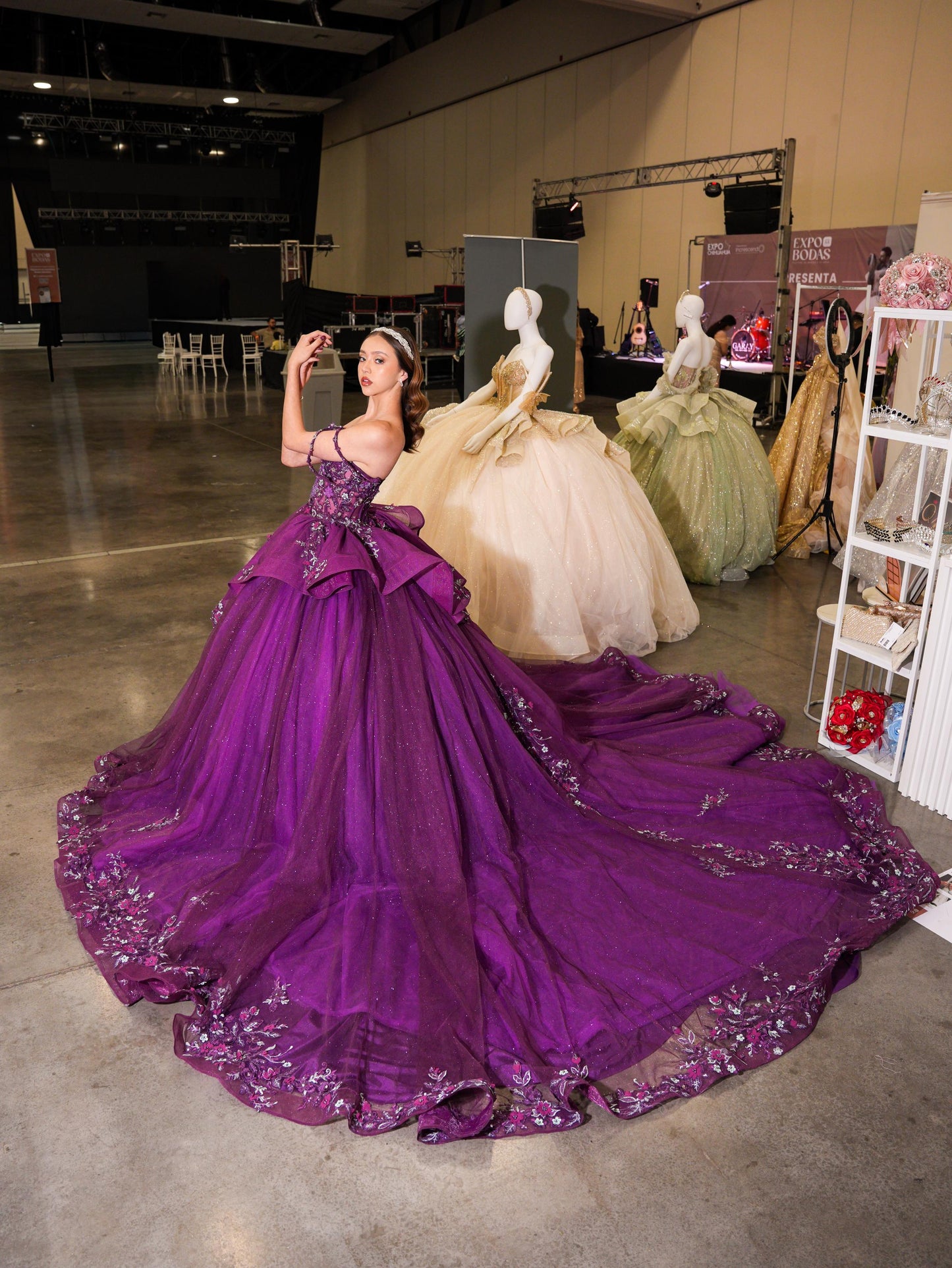 Vestido de XV Años Bugambilia con Olanes en Falda Pedrería y Tirantes Cruzados