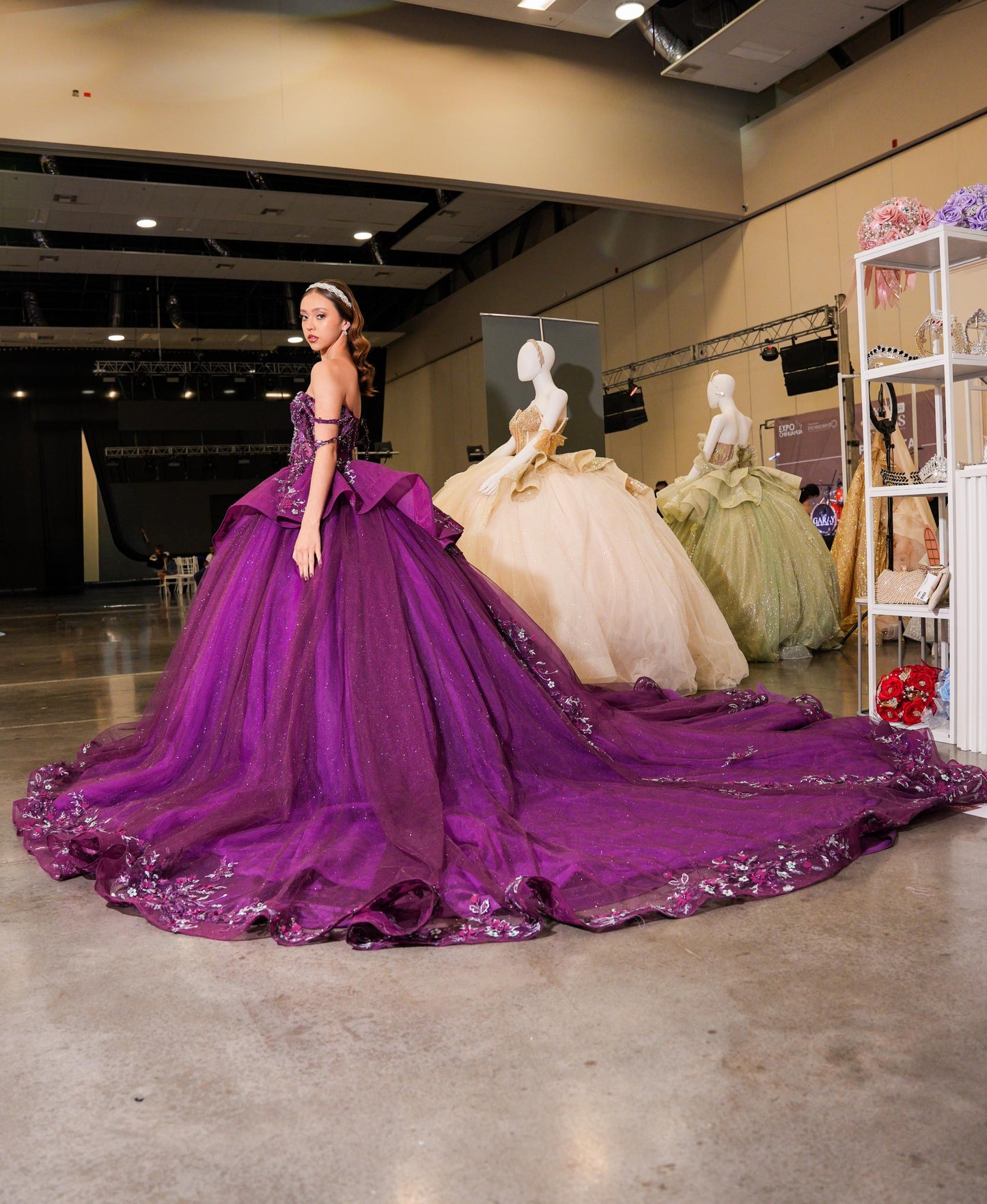 Vestido de XV Años Bugambilia con Olanes en Falda Pedrería y Tirantes Cruzados