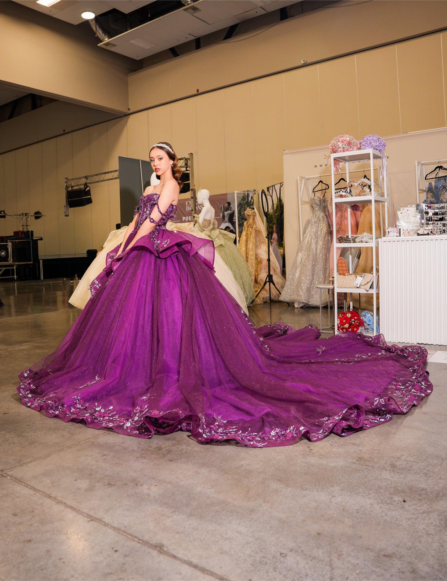 Vestido de XV Años Bugambilia con Olanes en Falda Pedrería y Tirantes Cruzados