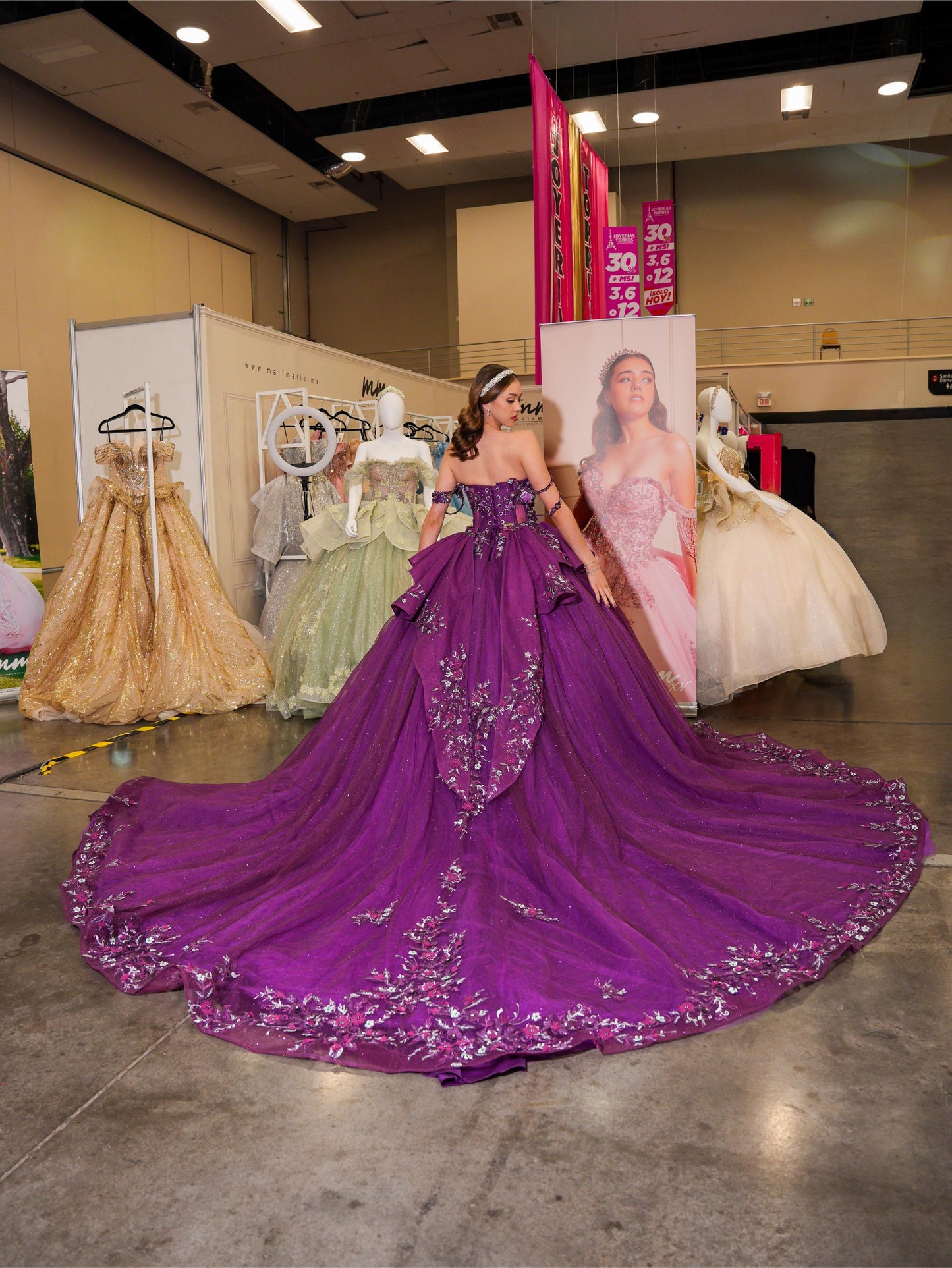 Vestido de XV Años Bugambilia con Olanes en Falda Pedrería y Tirantes Cruzados