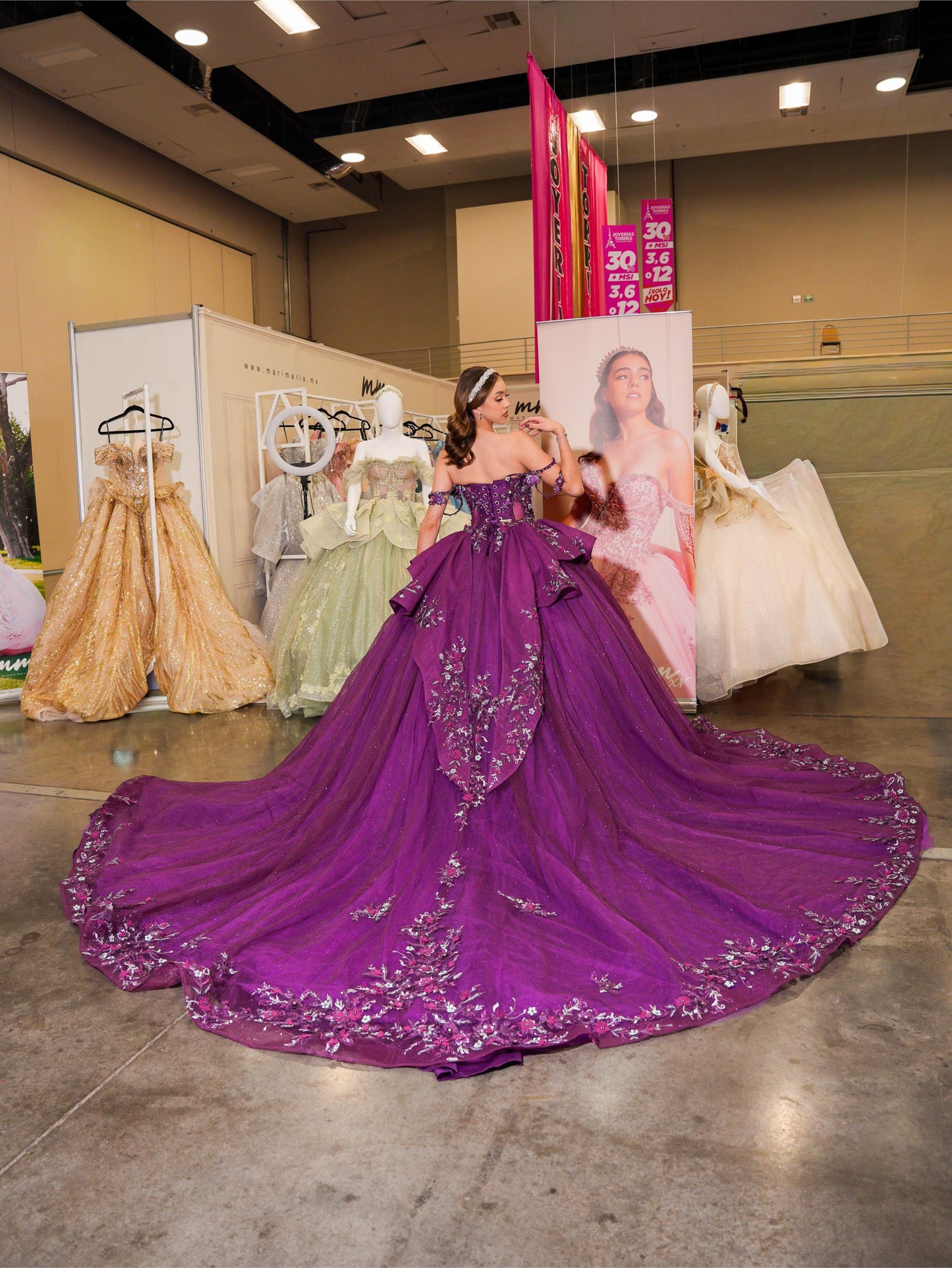 Vestido de XV Años Bugambilia con Olanes en Falda Pedrería y Tirantes Cruzados