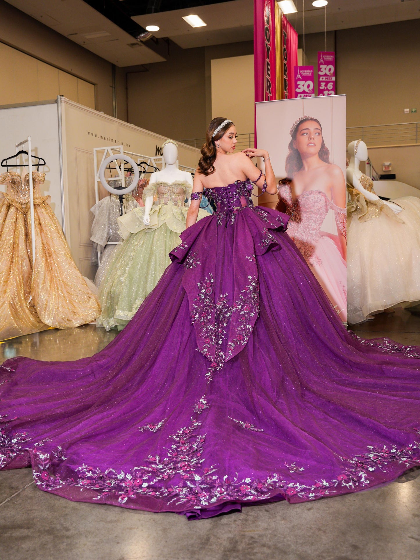 Vestido de XV Años Bugambilia con Olanes en Falda Pedrería y Tirantes Cruzados