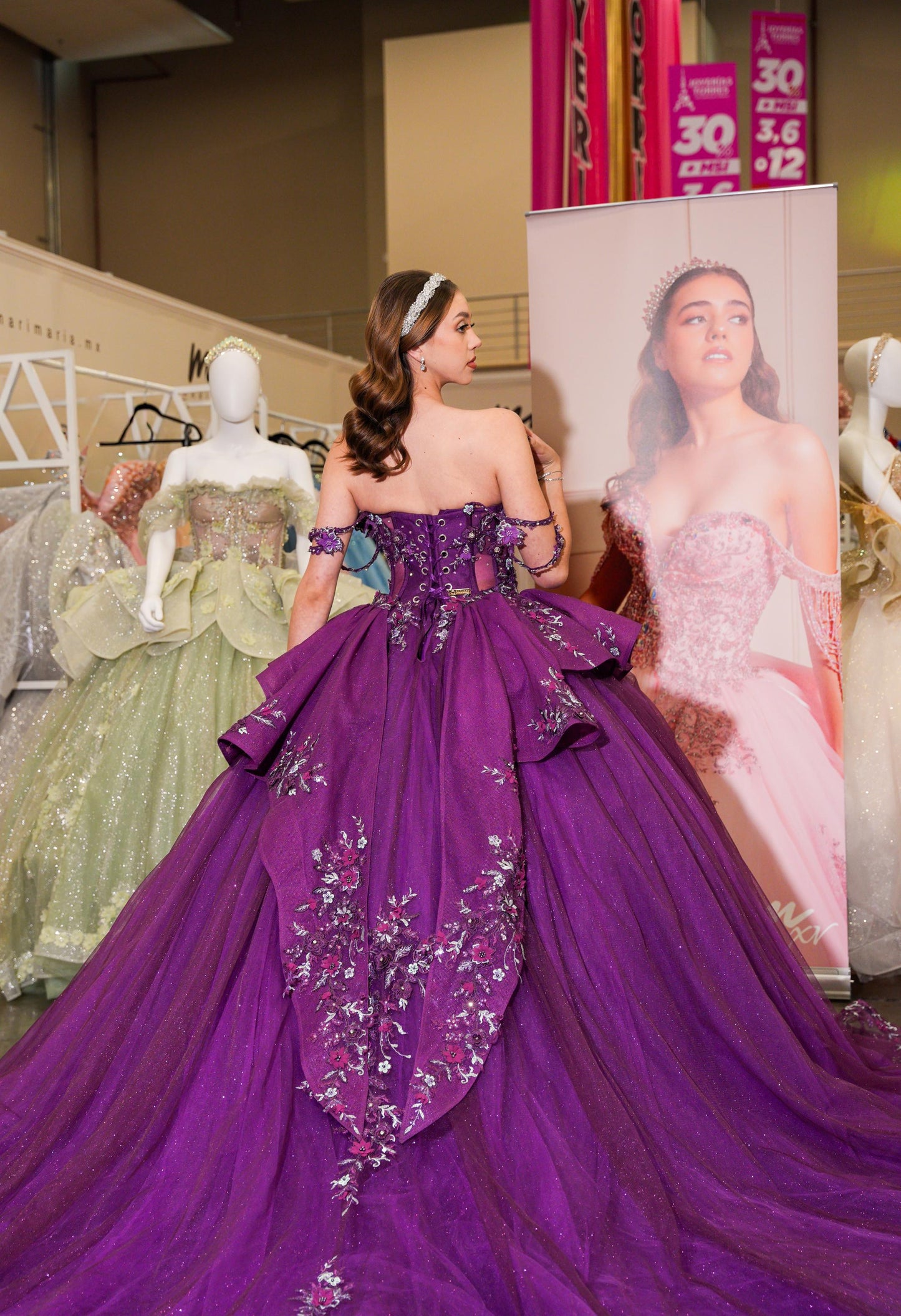 Vestido de XV Años Bugambilia con Olanes en Falda Pedrería y Tirantes Cruzados