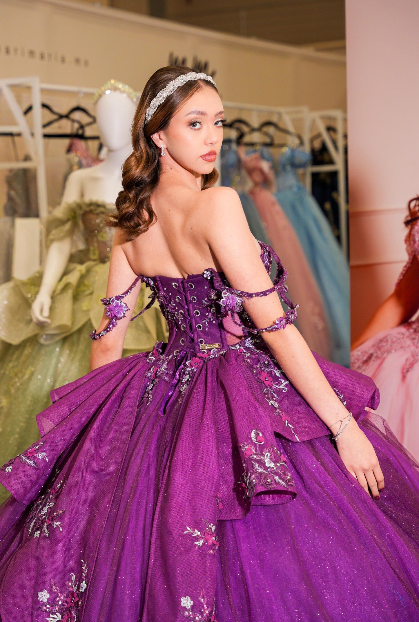 Vestido de XV Años Bugambilia con Olanes en Falda Pedrería y Tirantes Cruzados