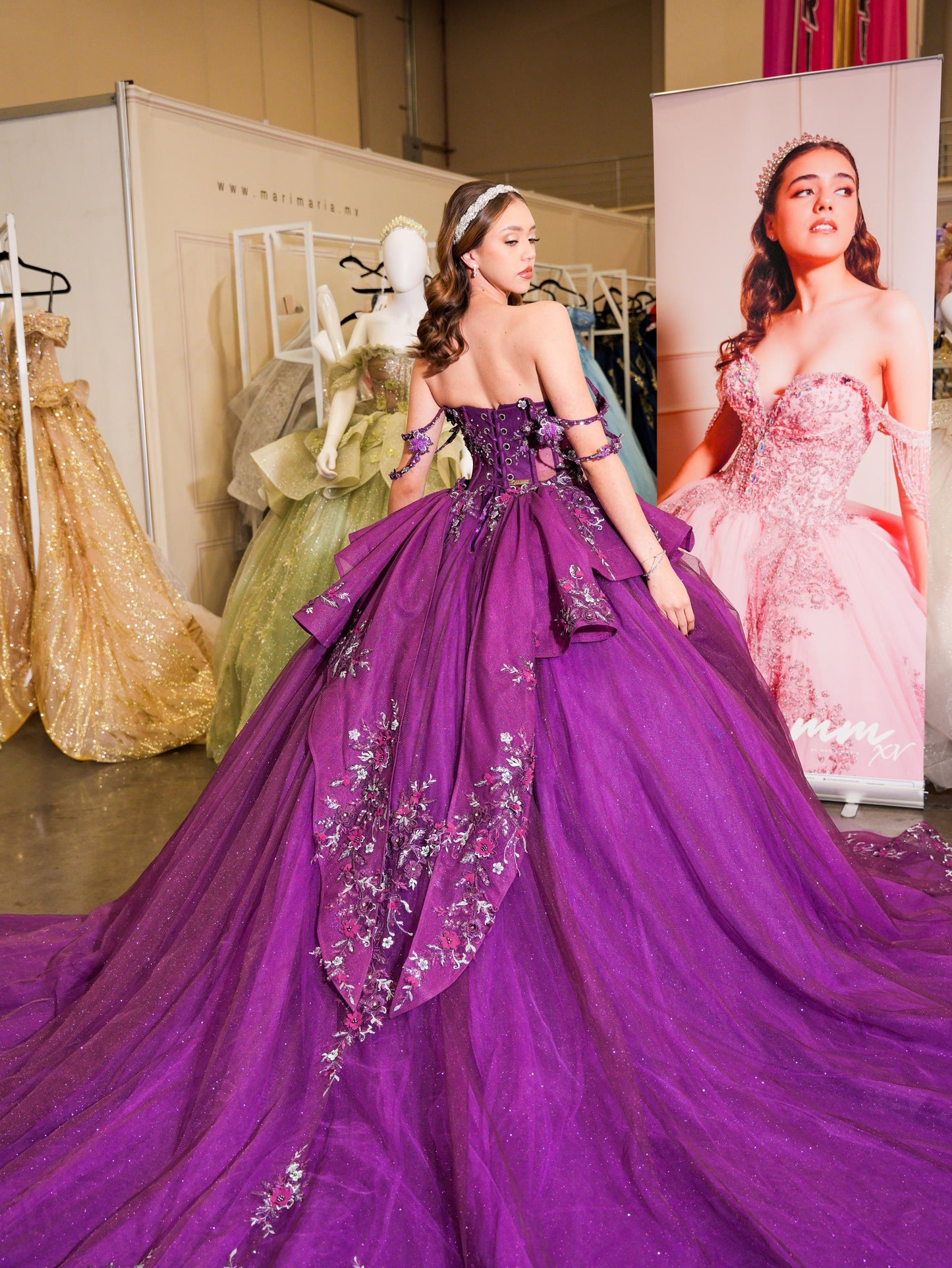 Vestido de XV Años Bugambilia con Olanes en Falda Pedrería y Tirantes Cruzados