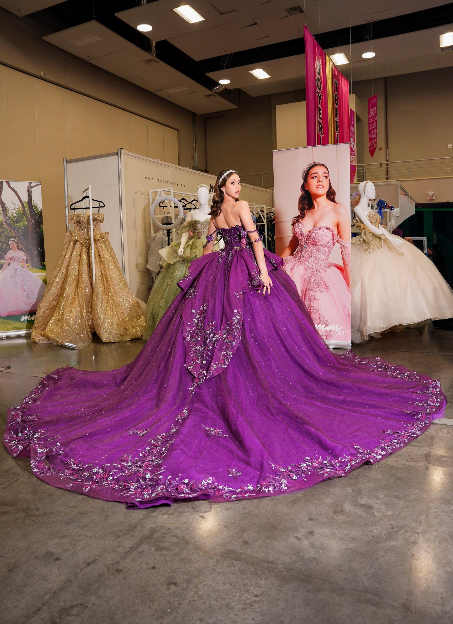 Vestido de XV Años Bugambilia con Olanes en Falda Pedrería y Tirantes Cruzados