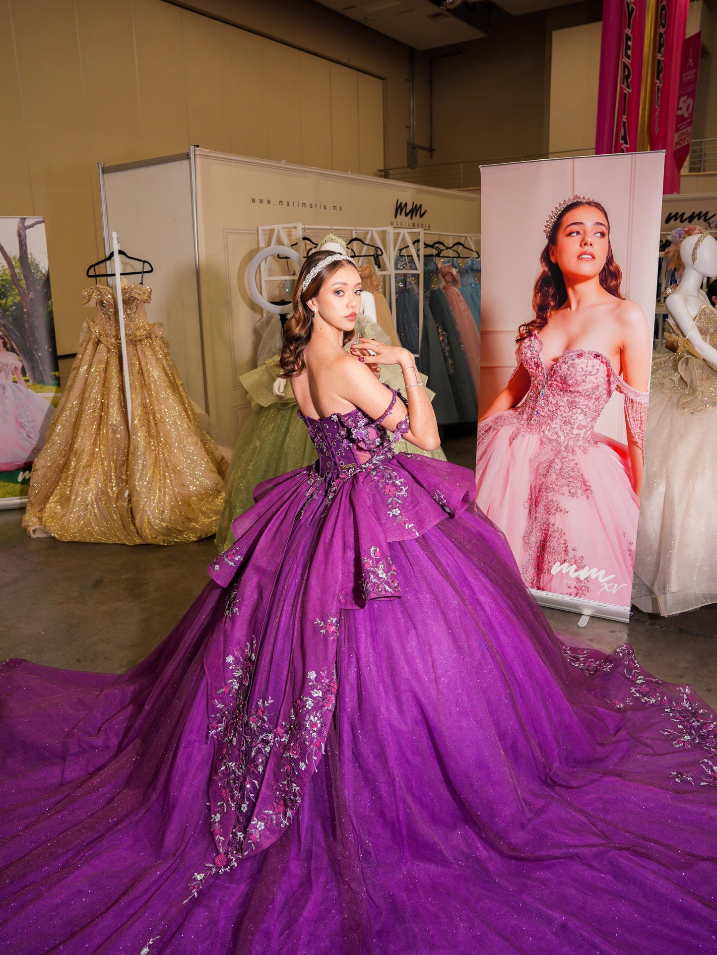 Vestido de XV Años Bugambilia con Olanes en Falda Pedrería y Tirantes Cruzados