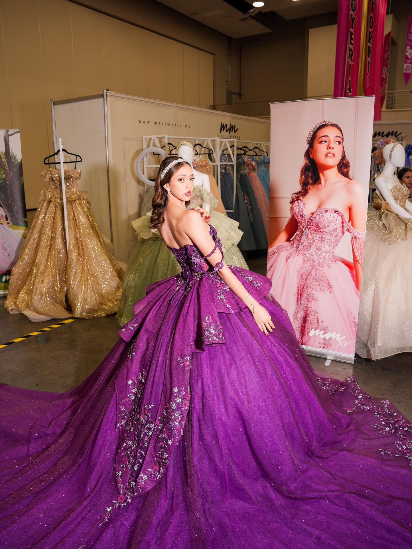 Vestido de XV Años Bugambilia con Olanes en Falda Pedrería y Tirantes Cruzados