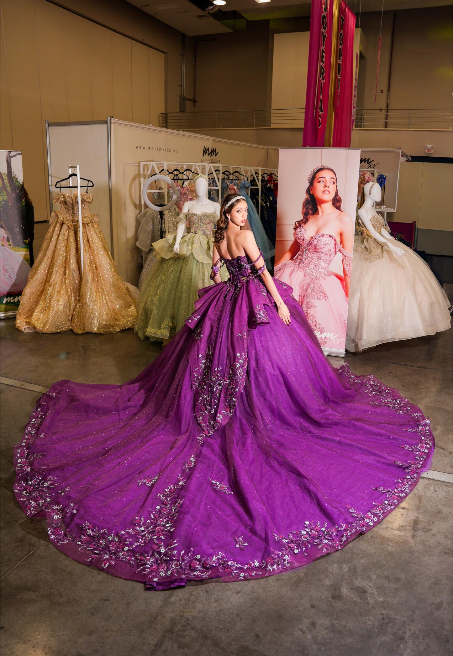 Vestido de XV Años Bugambilia con Olanes en Falda Pedrería y Tirantes Cruzados