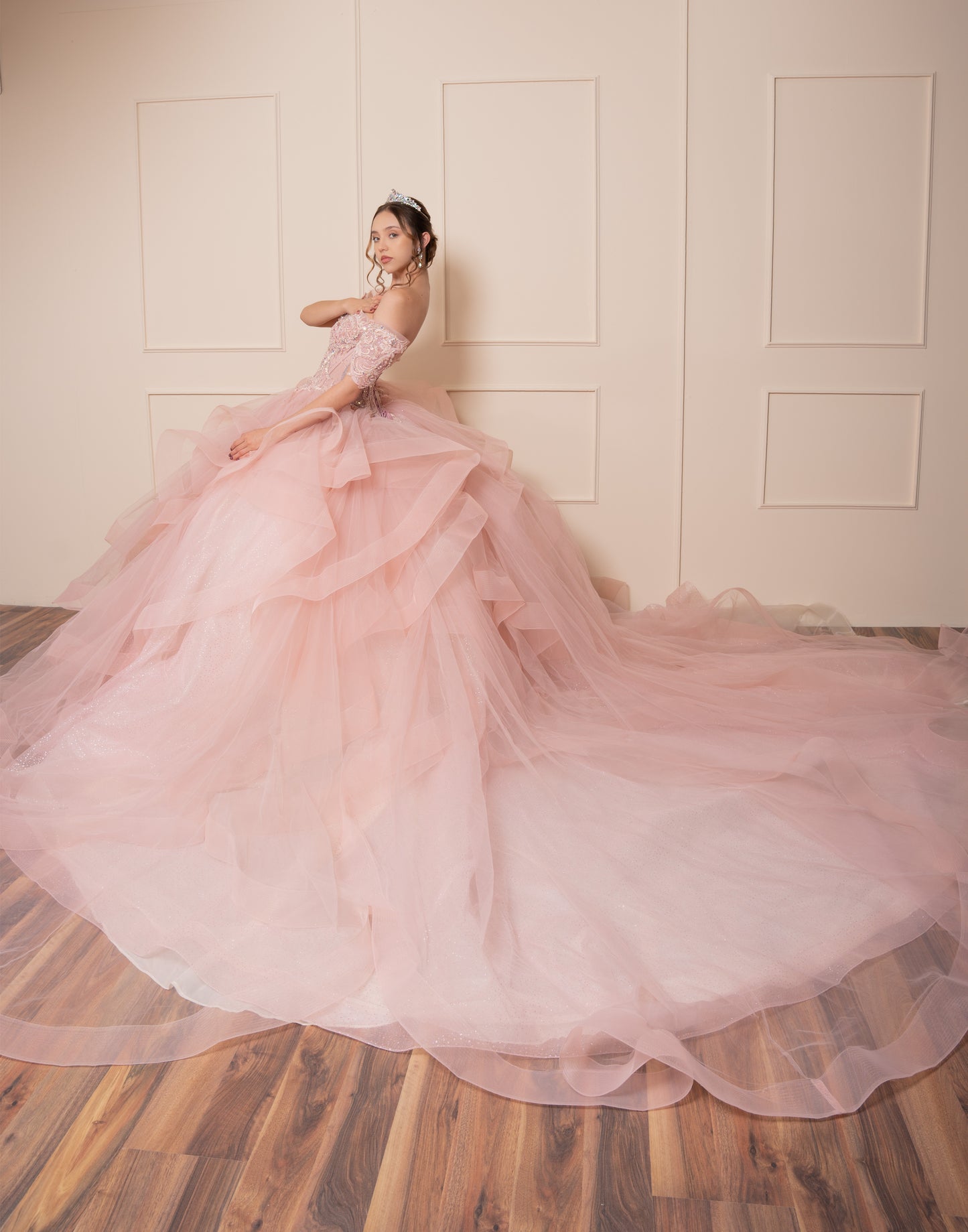 Vestido de XV Años Rosa Pastel Olanes en Falda Mangas y Bordado