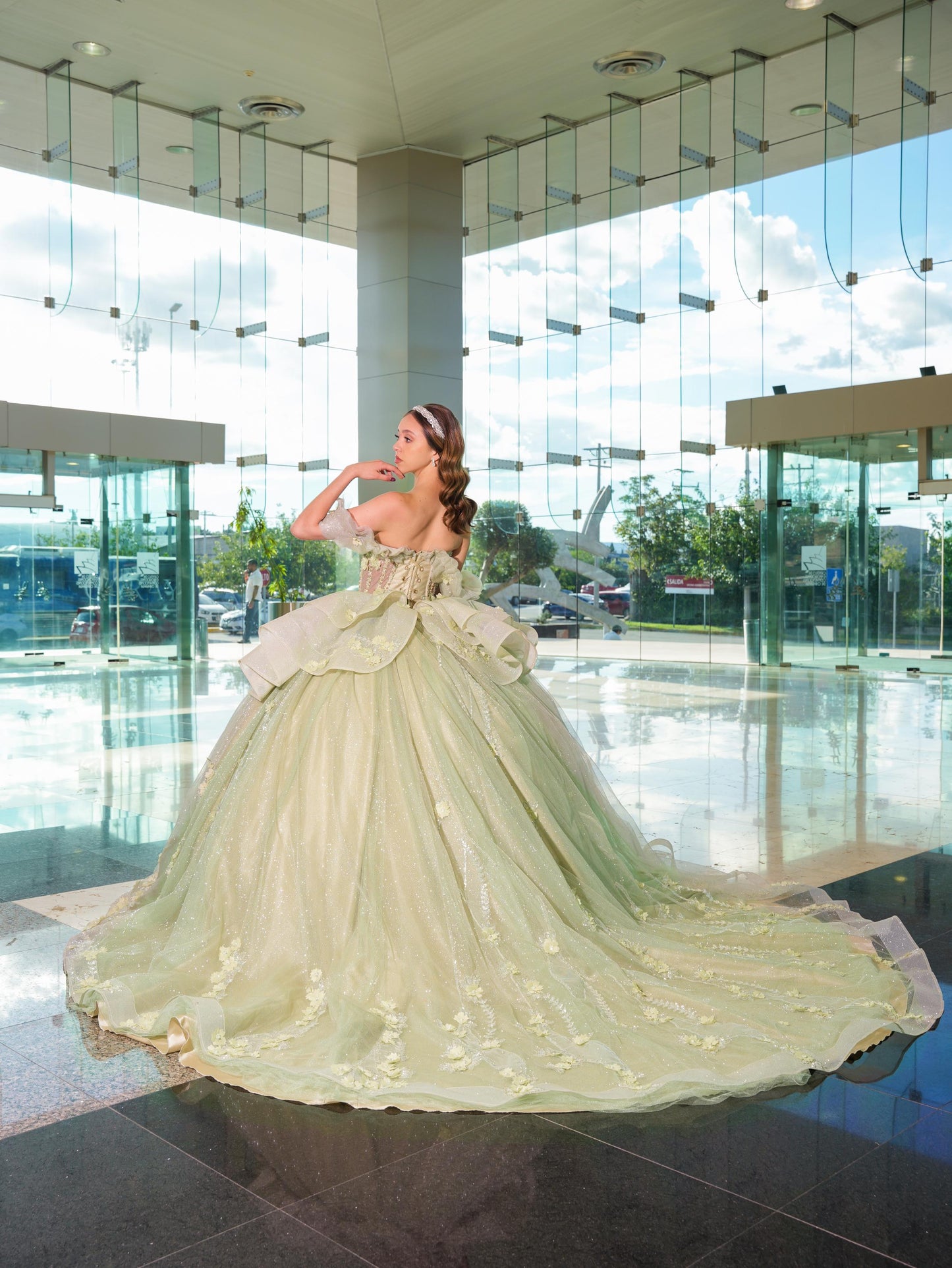 Vestido de XV Años Verde Sage Brilloso Olanes en Falda con Flores
