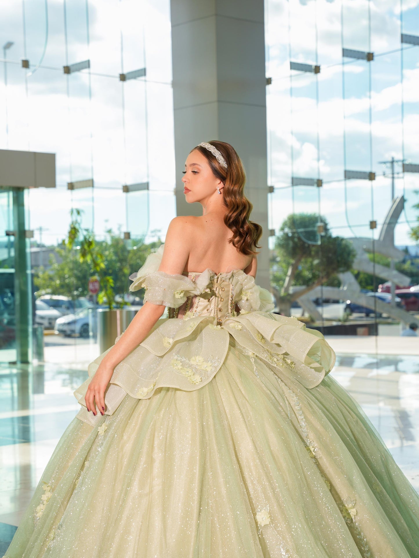 Vestido de XV Años Verde Sage Brilloso Olanes en Falda con Flores