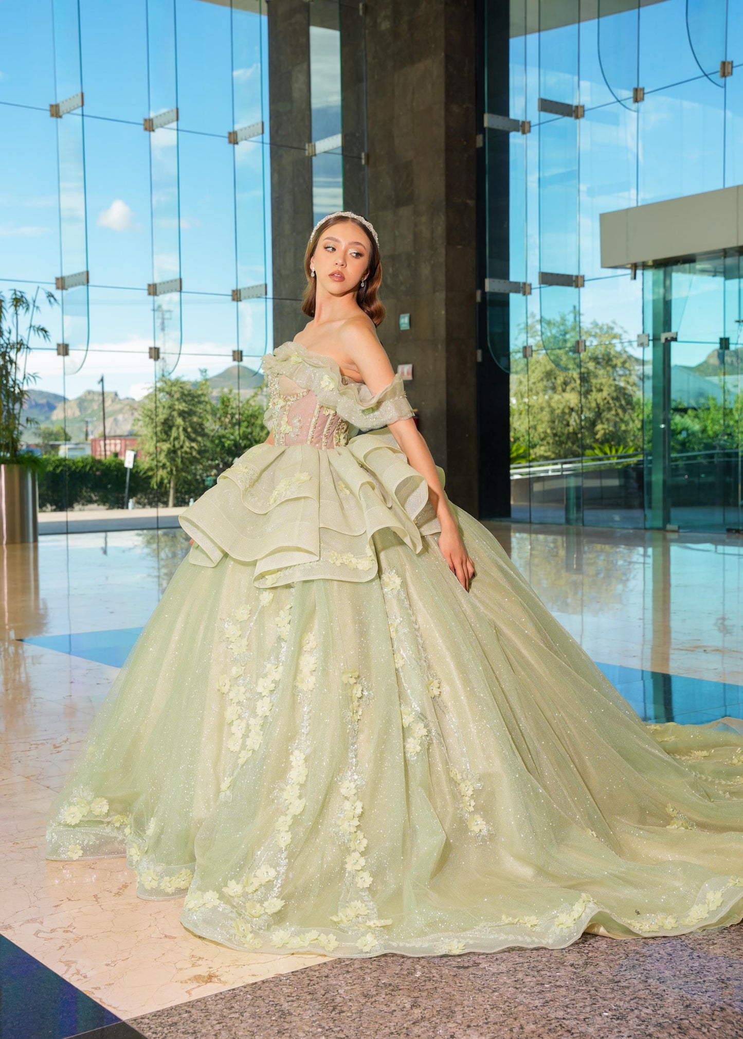 Vestido de XV Años Verde Sage Brilloso Olanes en Falda con Flores