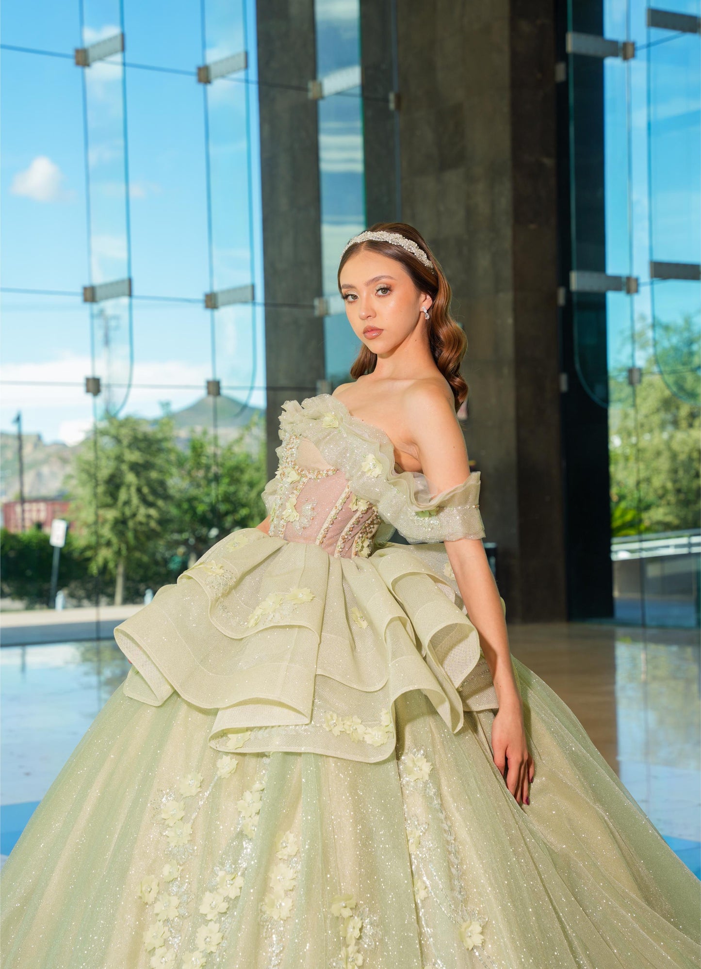 Vestido de XV Años Verde Sage Brilloso Olanes en Falda con Flores