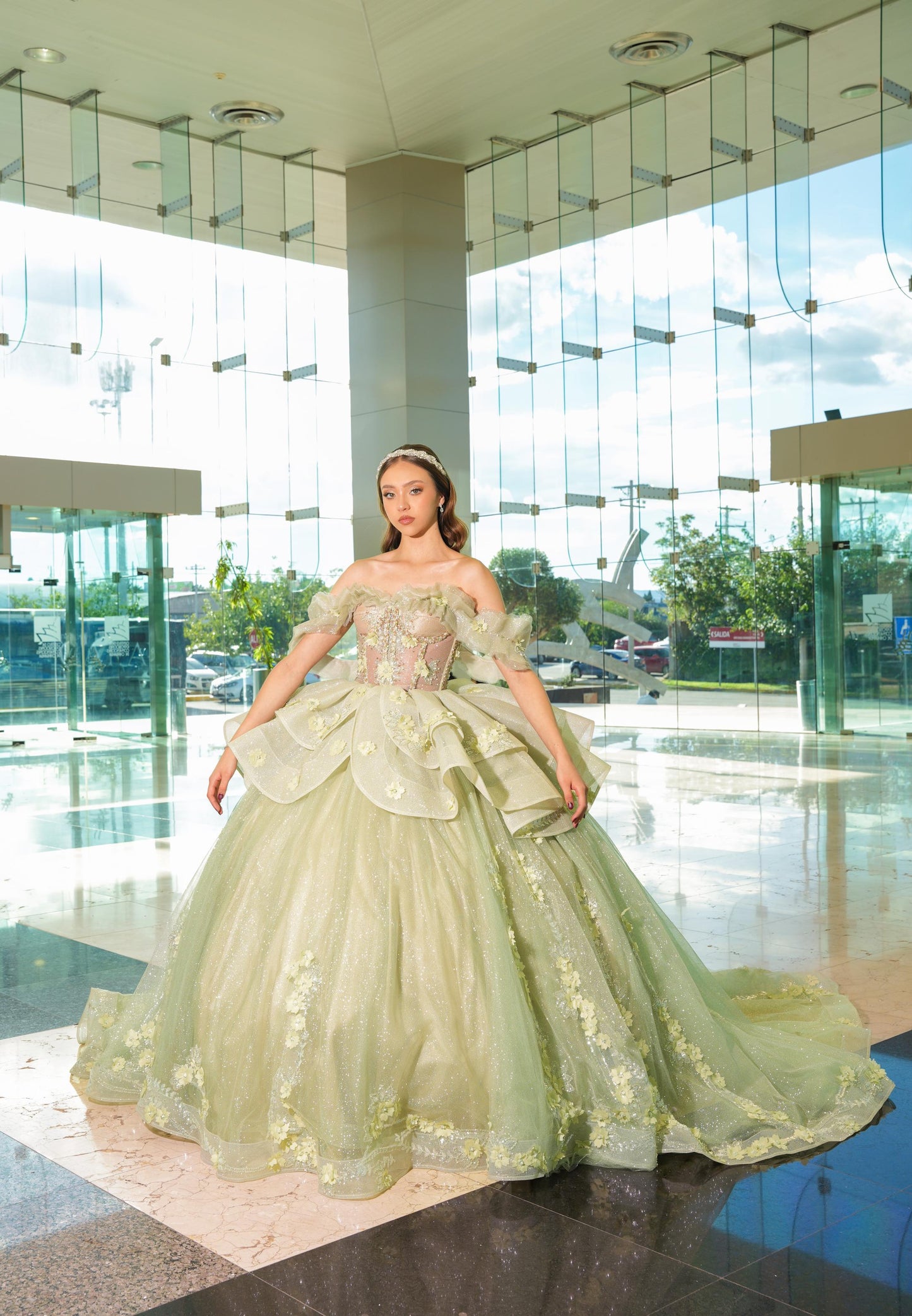 Vestido de XV Años Verde Sage Brilloso Olanes en Falda con Flores