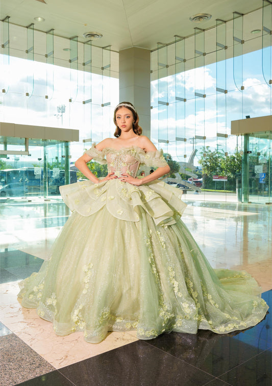 Vestido de XV Años Verde Sage Brilloso Olanes en Falda con Flores