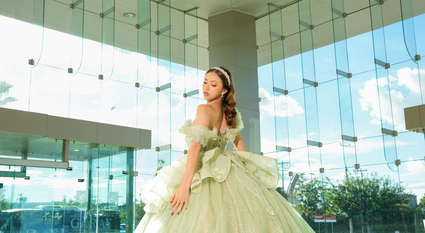 Vestido de XV Años Verde Sage Brilloso Olanes en Falda con Flores