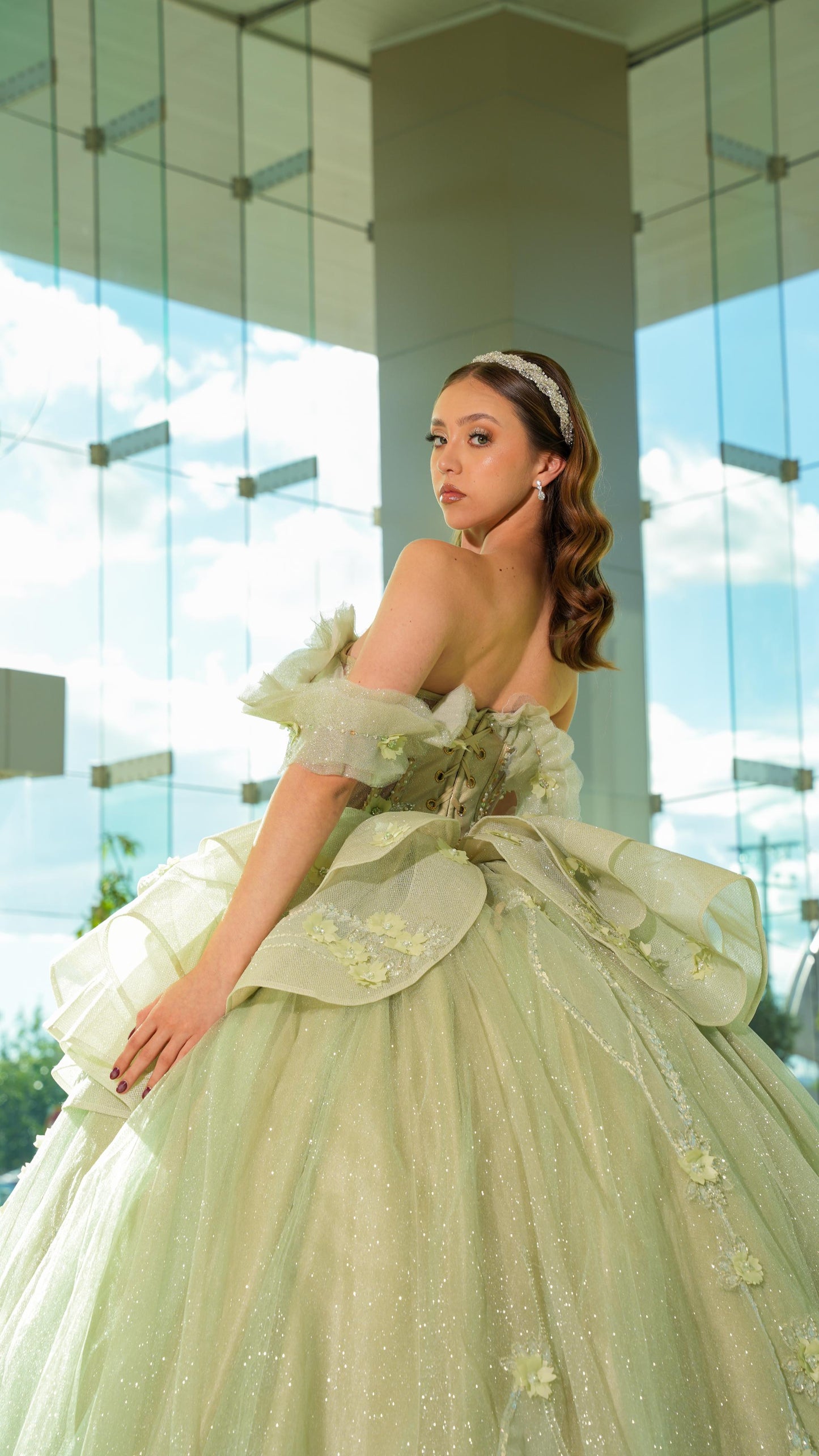 Vestido de XV Años Verde Sage Brilloso Olanes en Falda con Flores