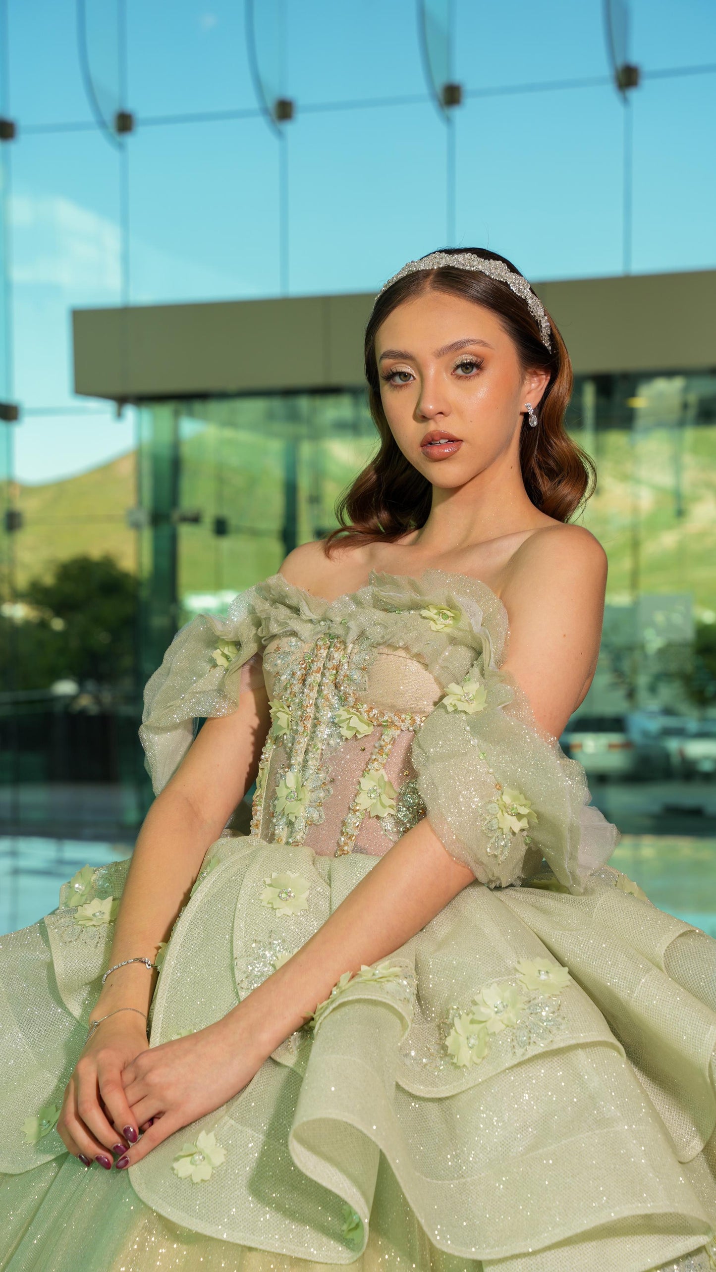 Vestido de XV Años Verde Sage Brilloso Olanes en Falda con Flores