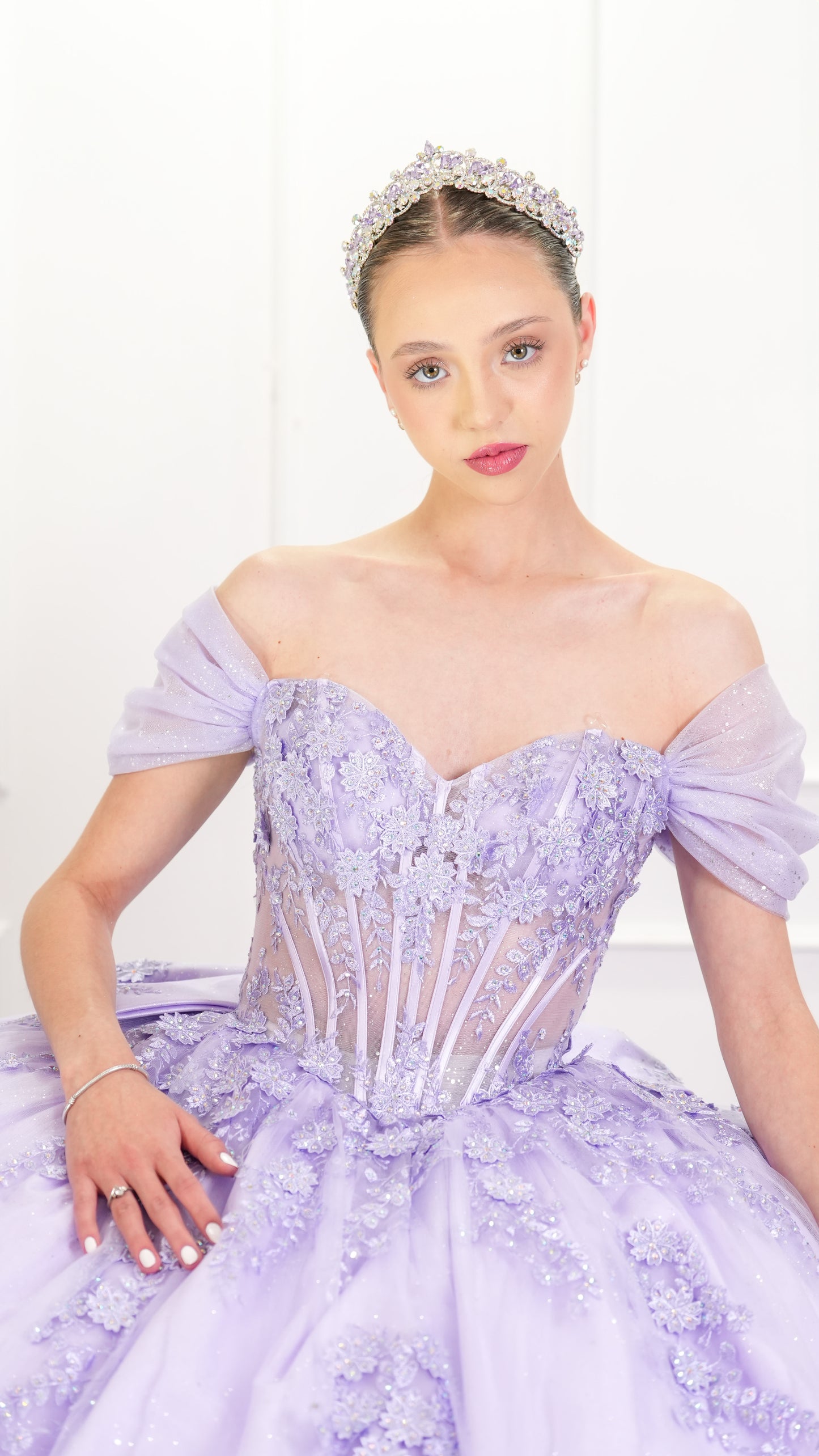 Vestido de XV Años Lila Barillas Con Encaje y Mangas Campesinas (Renta)