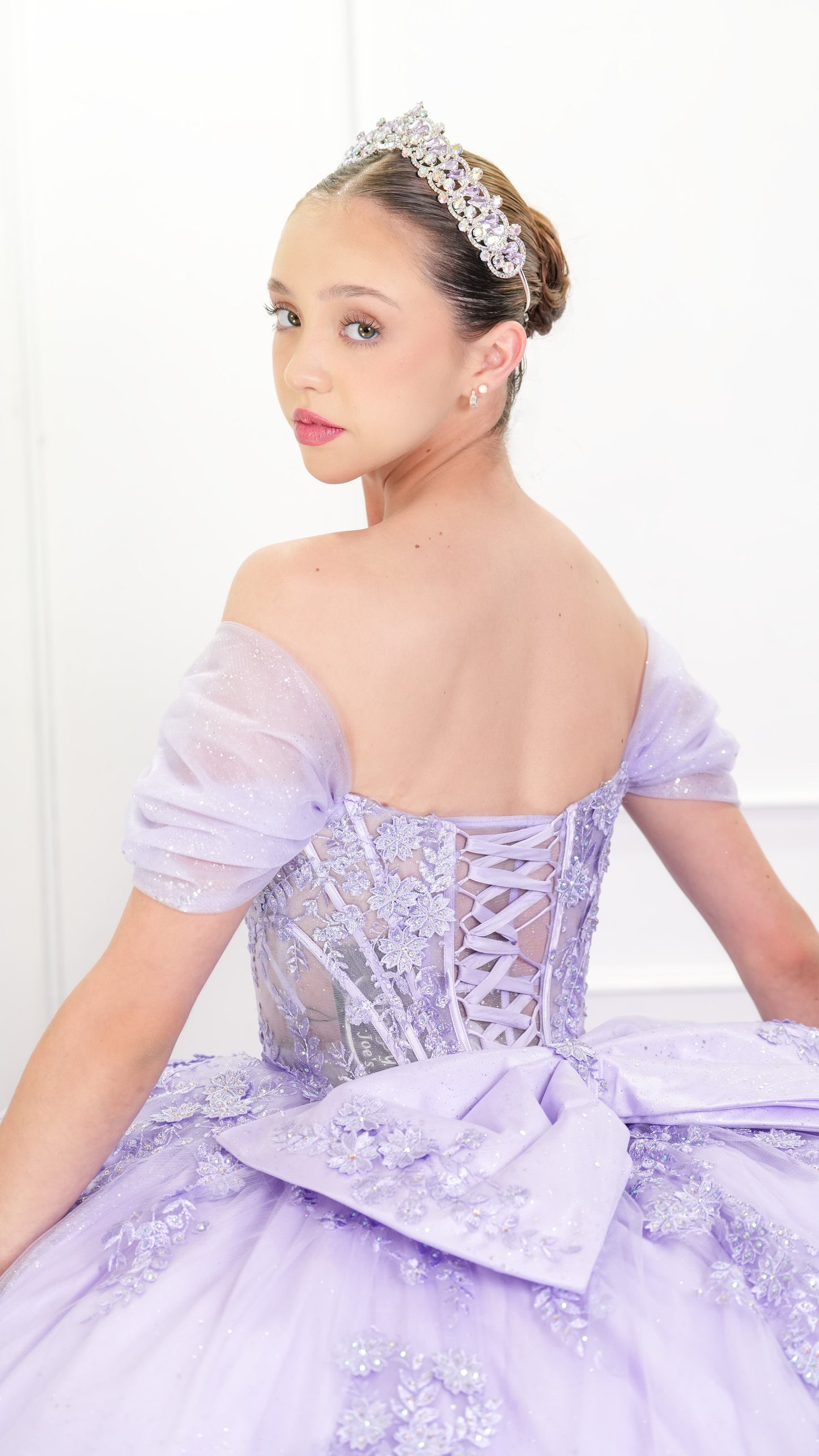 Vestido de XV Años Lila Barillas Con Encaje y Mangas Campesinas (Renta)